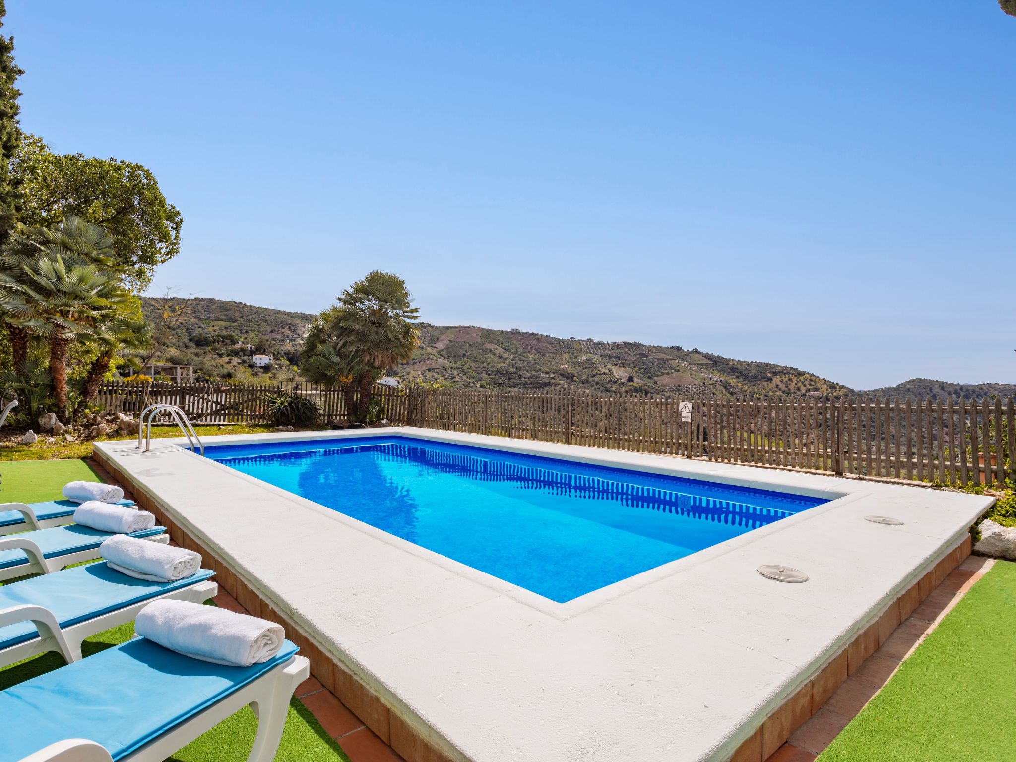 Privates Schwimmbad mit Grill und Feuerstelle