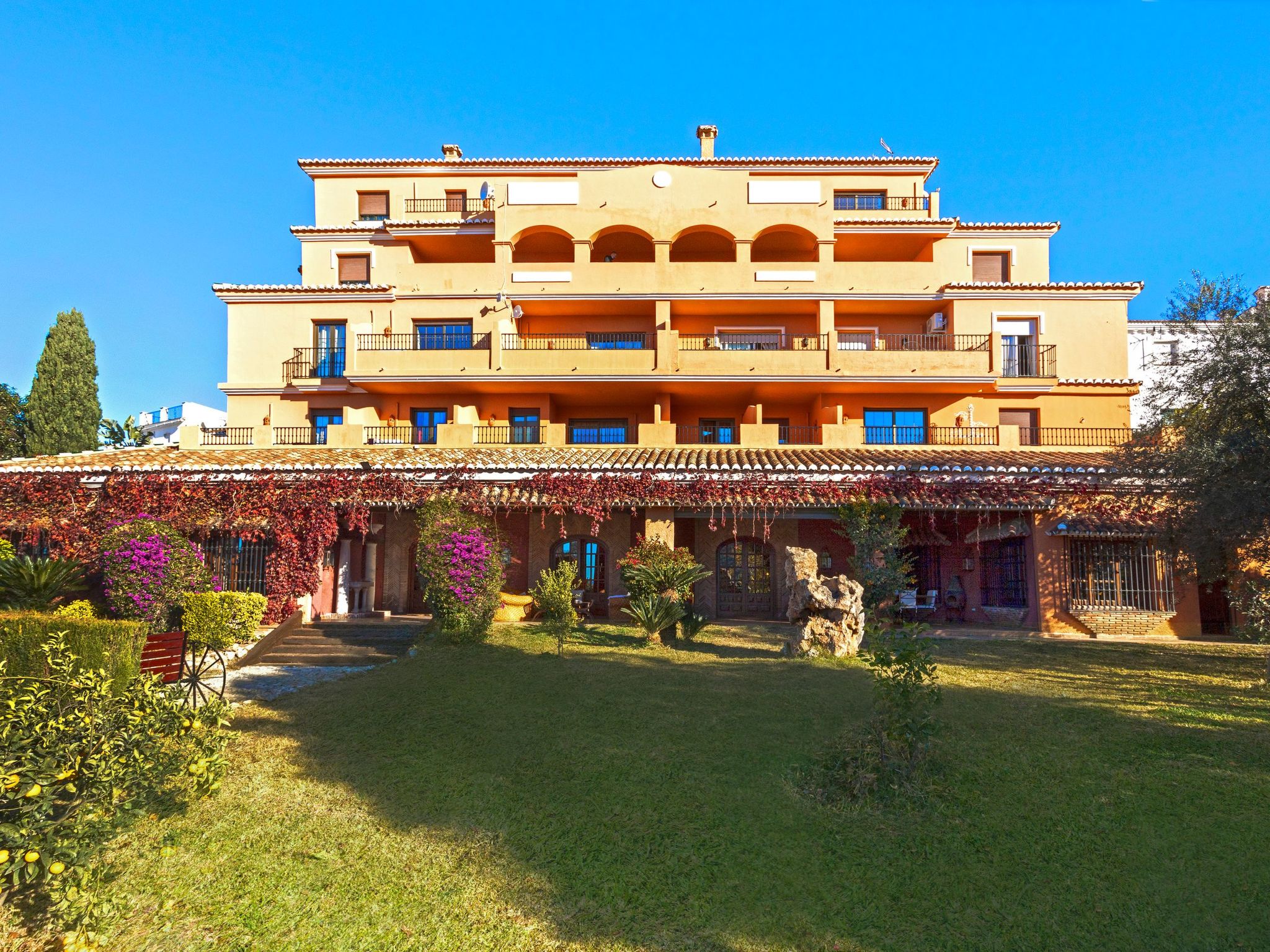 Beheiztes Hallenbad und Freibad-Binnen