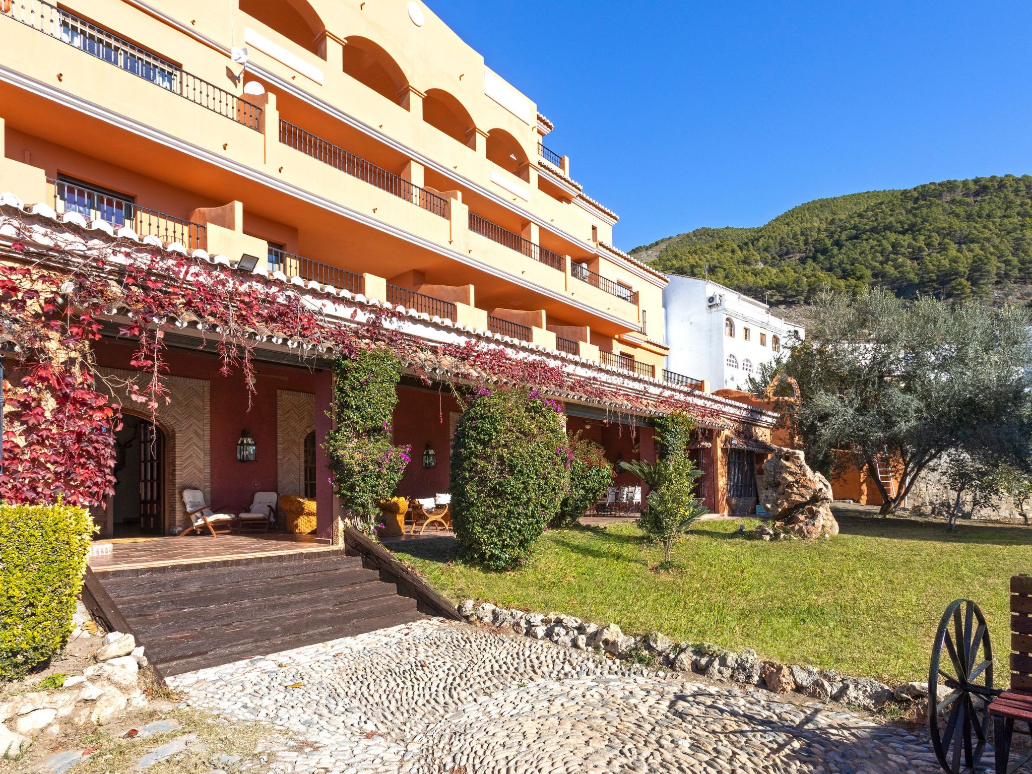 Beheiztes Hallenbad und Freibad-Binnen