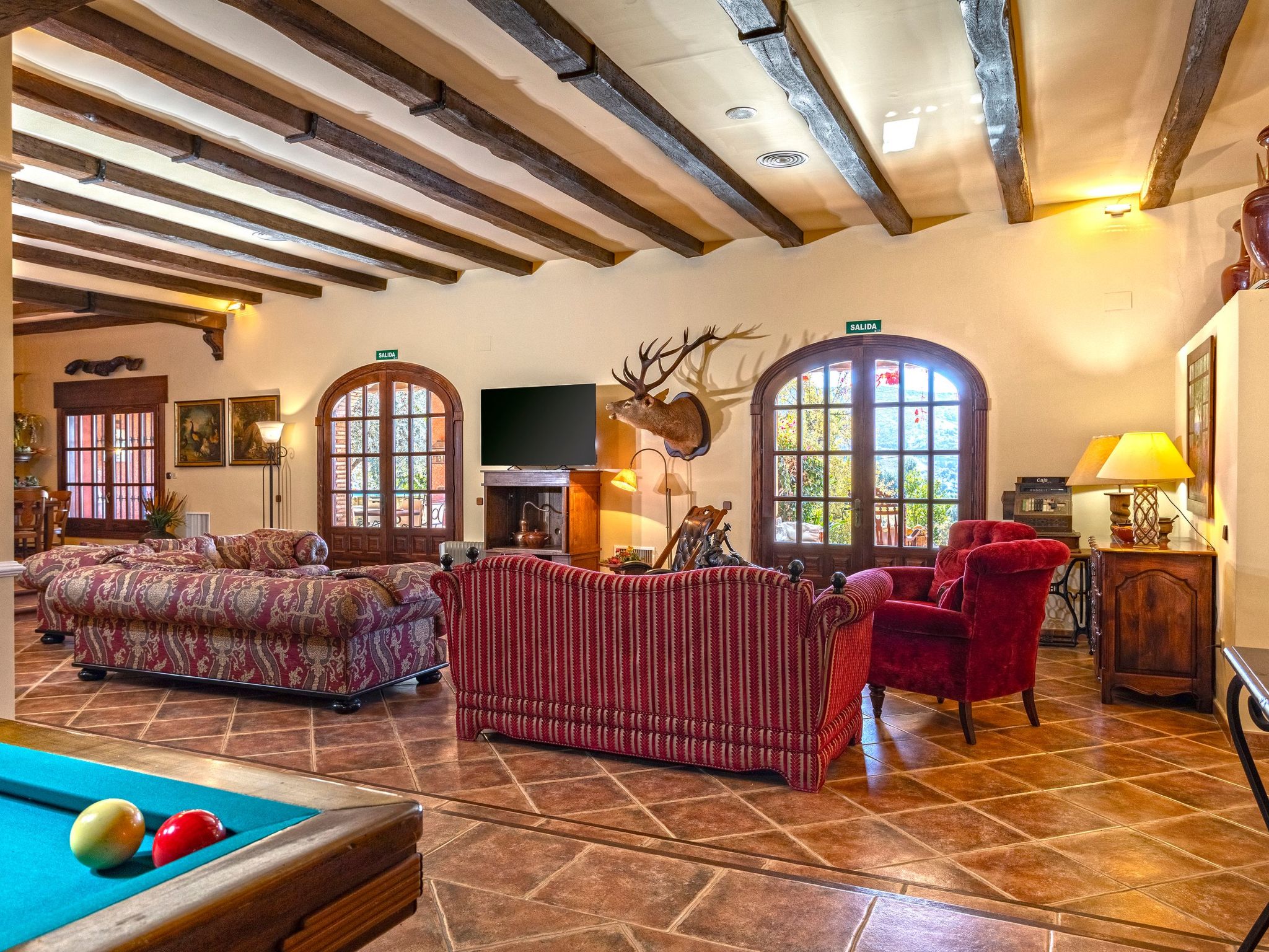 Beheiztes Hallenbad und Freibad-Binnen