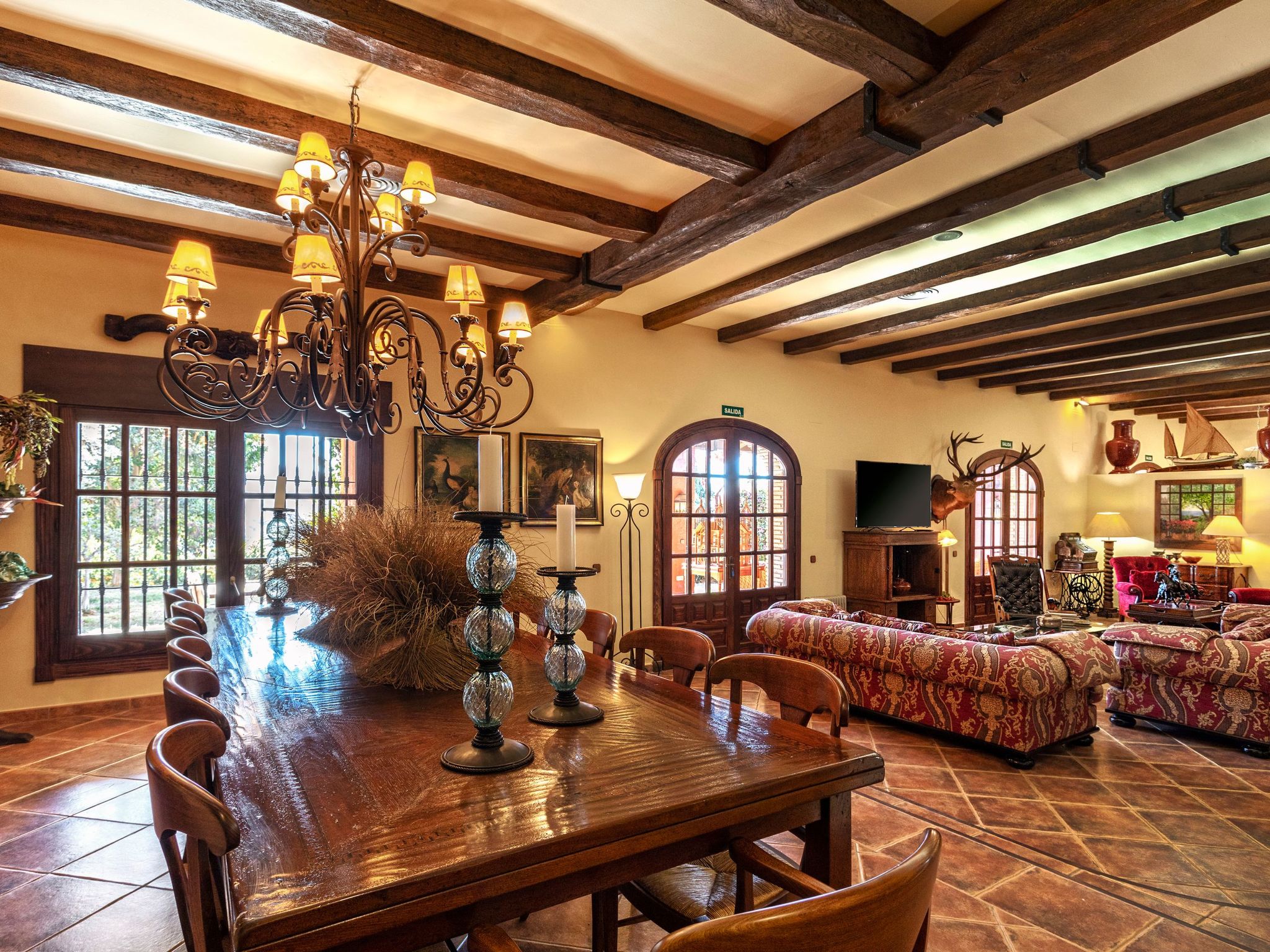 Beheiztes Hallenbad und Freibad-Binnen