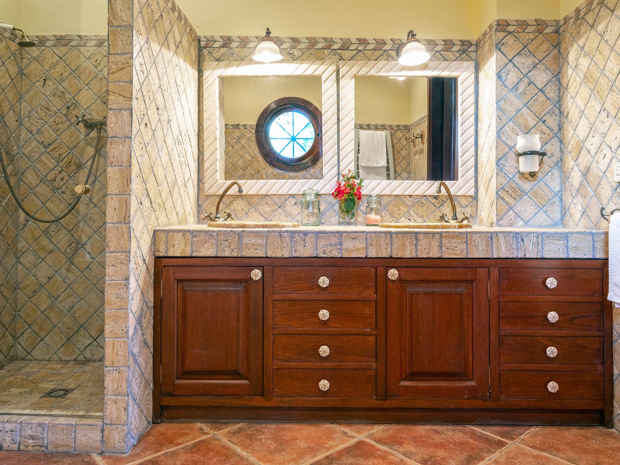 Beheiztes Hallenbad und Freibad-Binnen