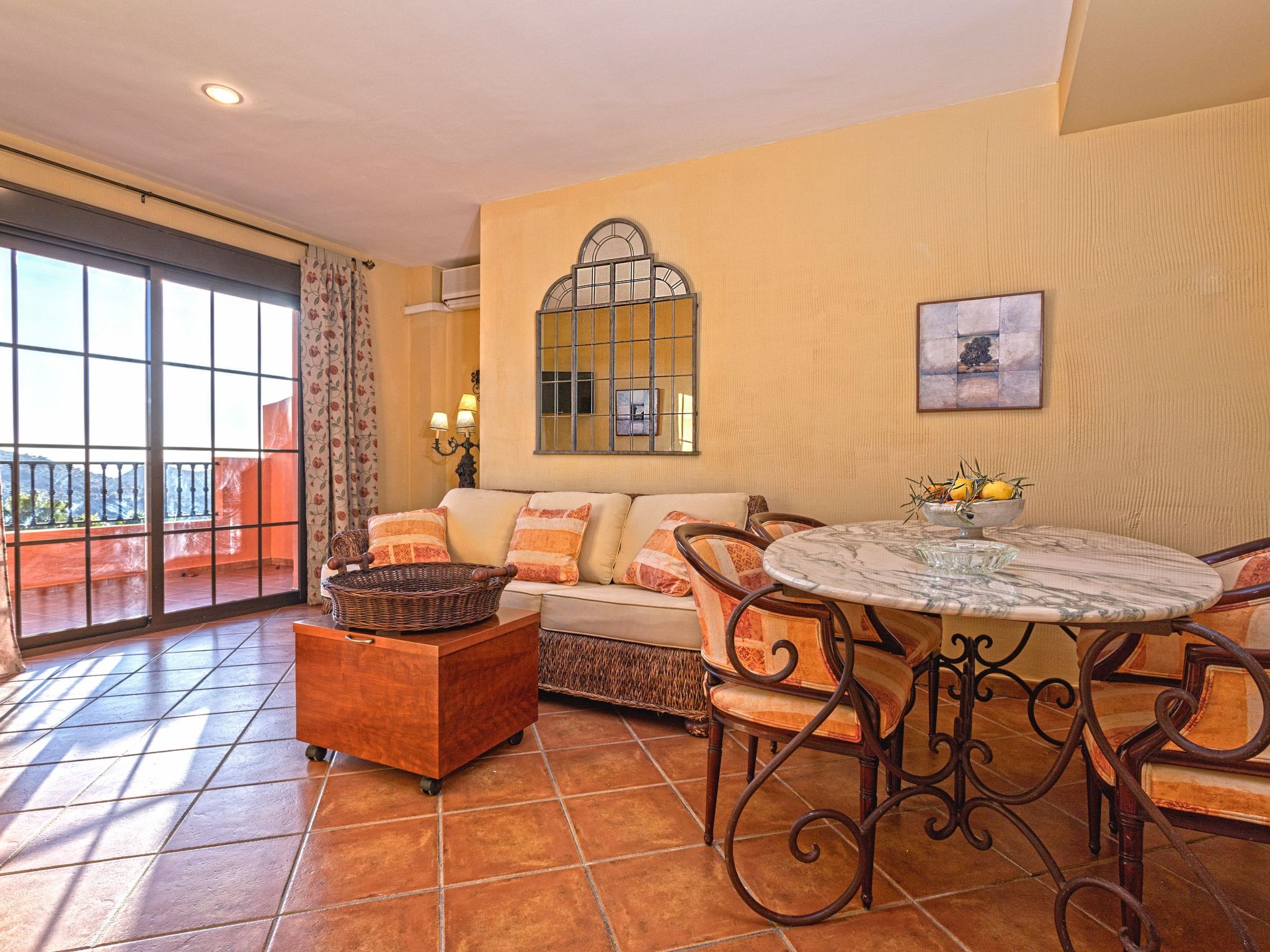 Beheiztes Hallenbad und Freibad-Binnen