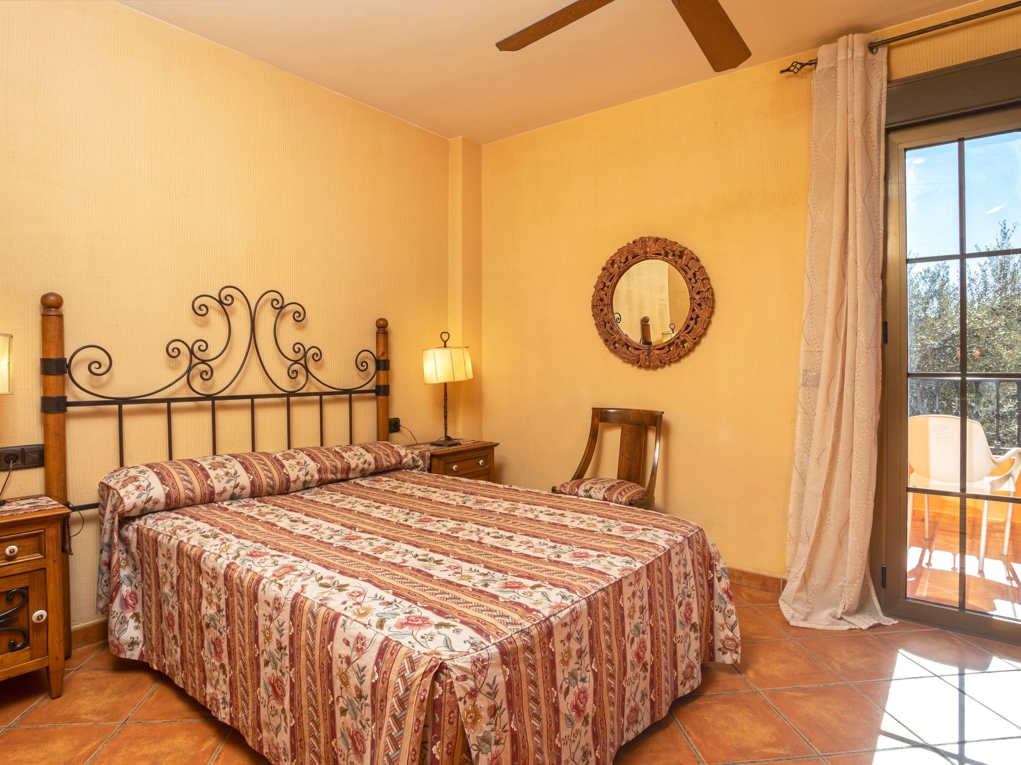 Beheiztes Hallenbad und Freibad-Binnen