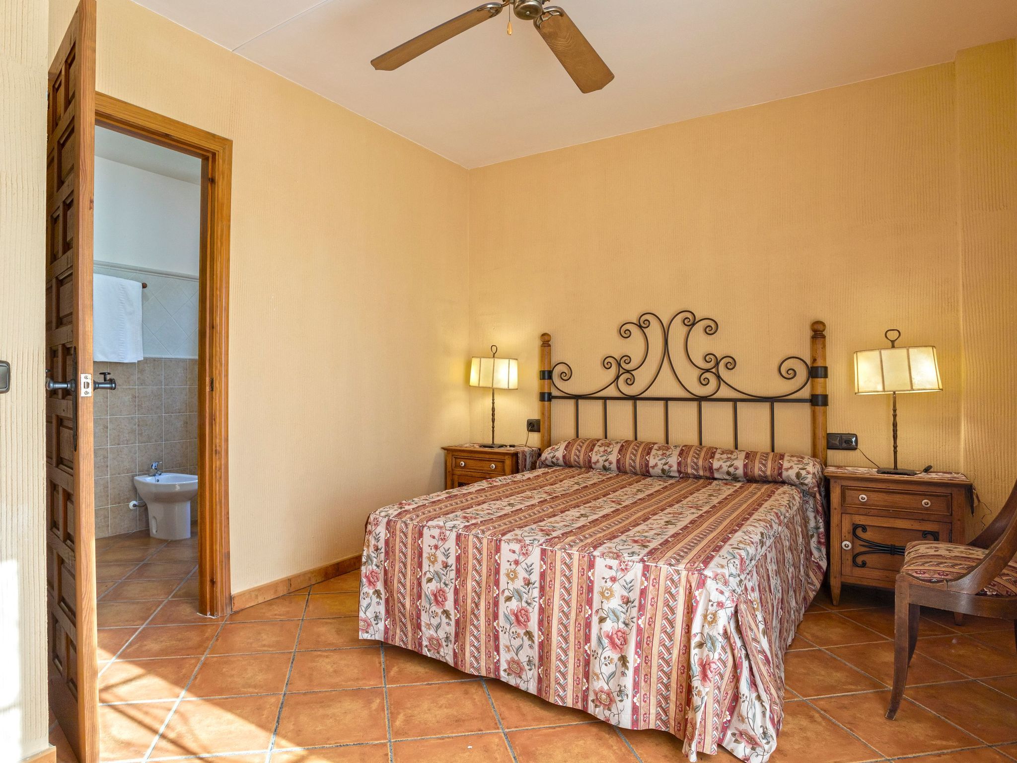 Beheiztes Hallenbad und Freibad-Binnen