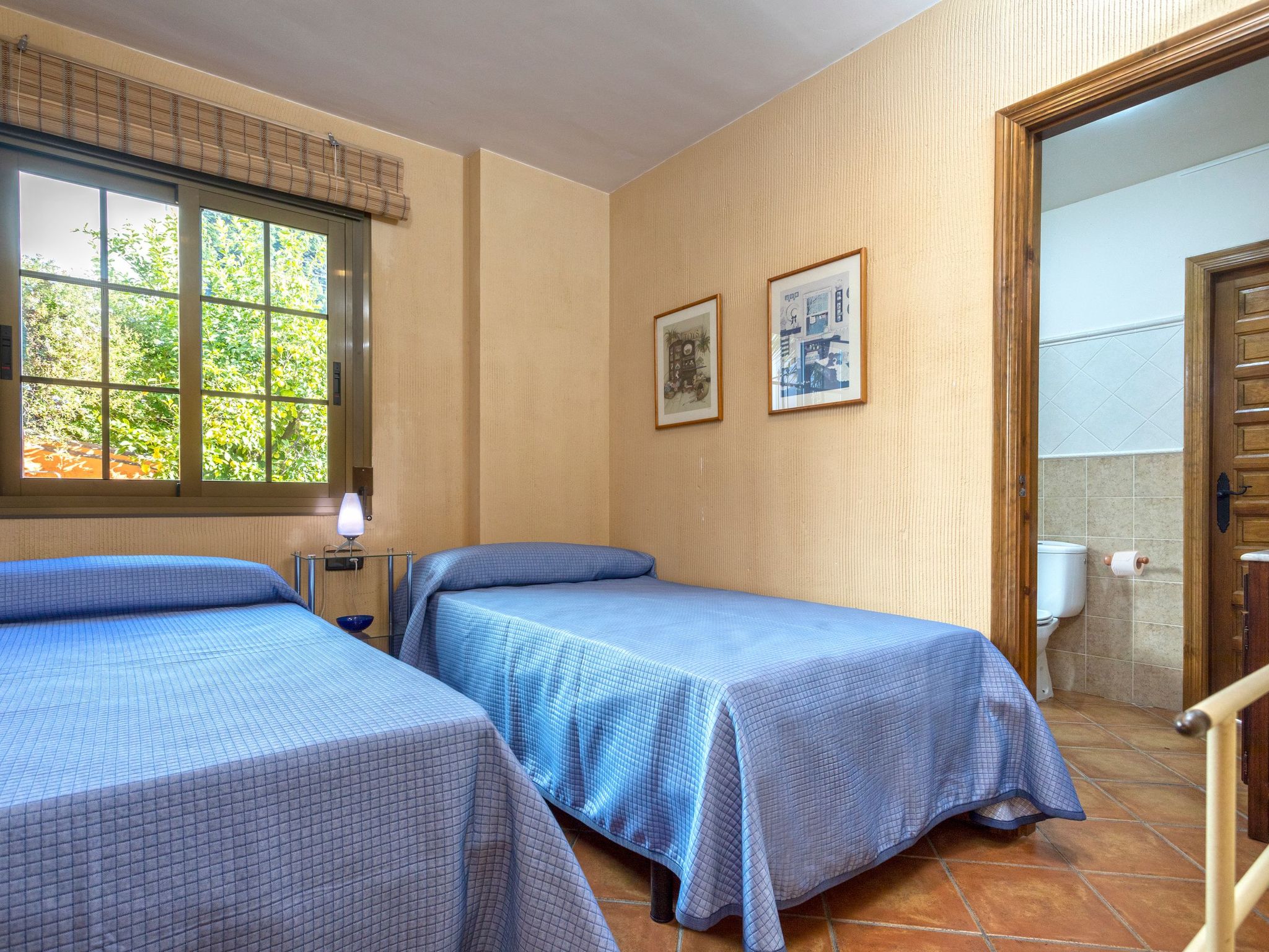 Beheiztes Hallenbad und Freibad-Binnen