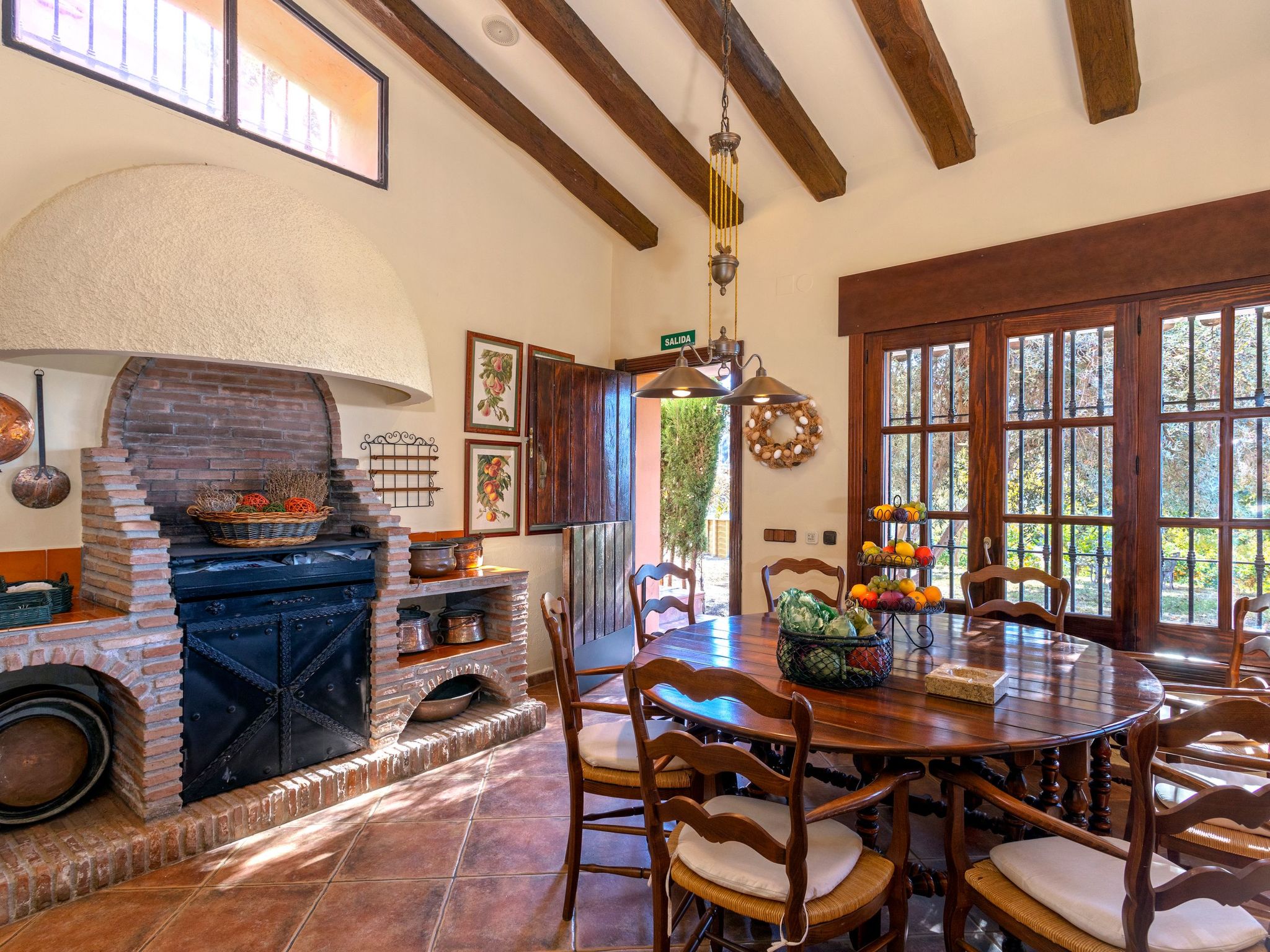 Beheiztes Hallenbad und Freibad-Binnen