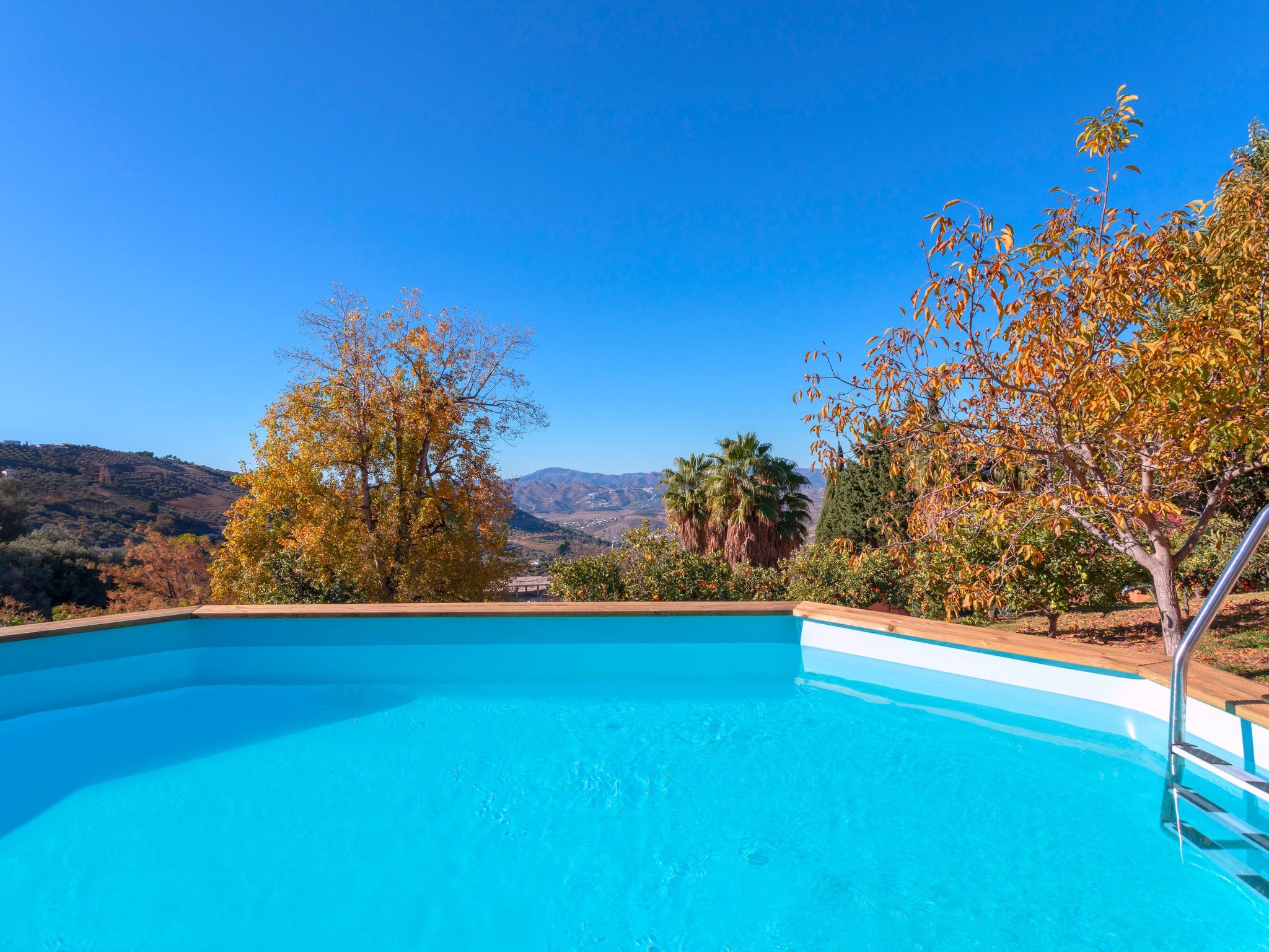 Beheiztes Hallenbad und Freibad-Binnen