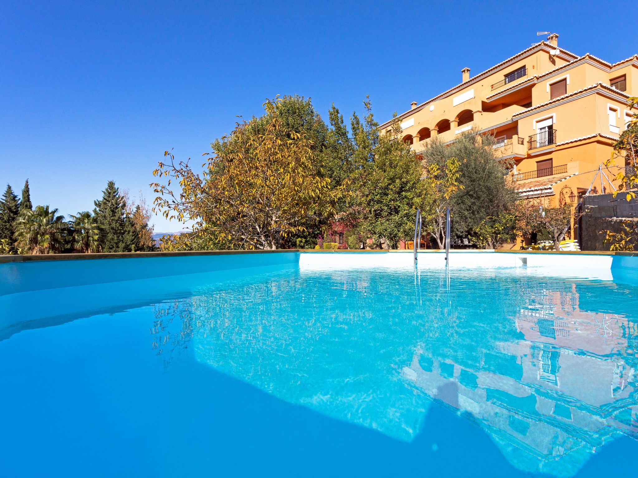 Beheiztes Hallenbad und Freibad-Binnen