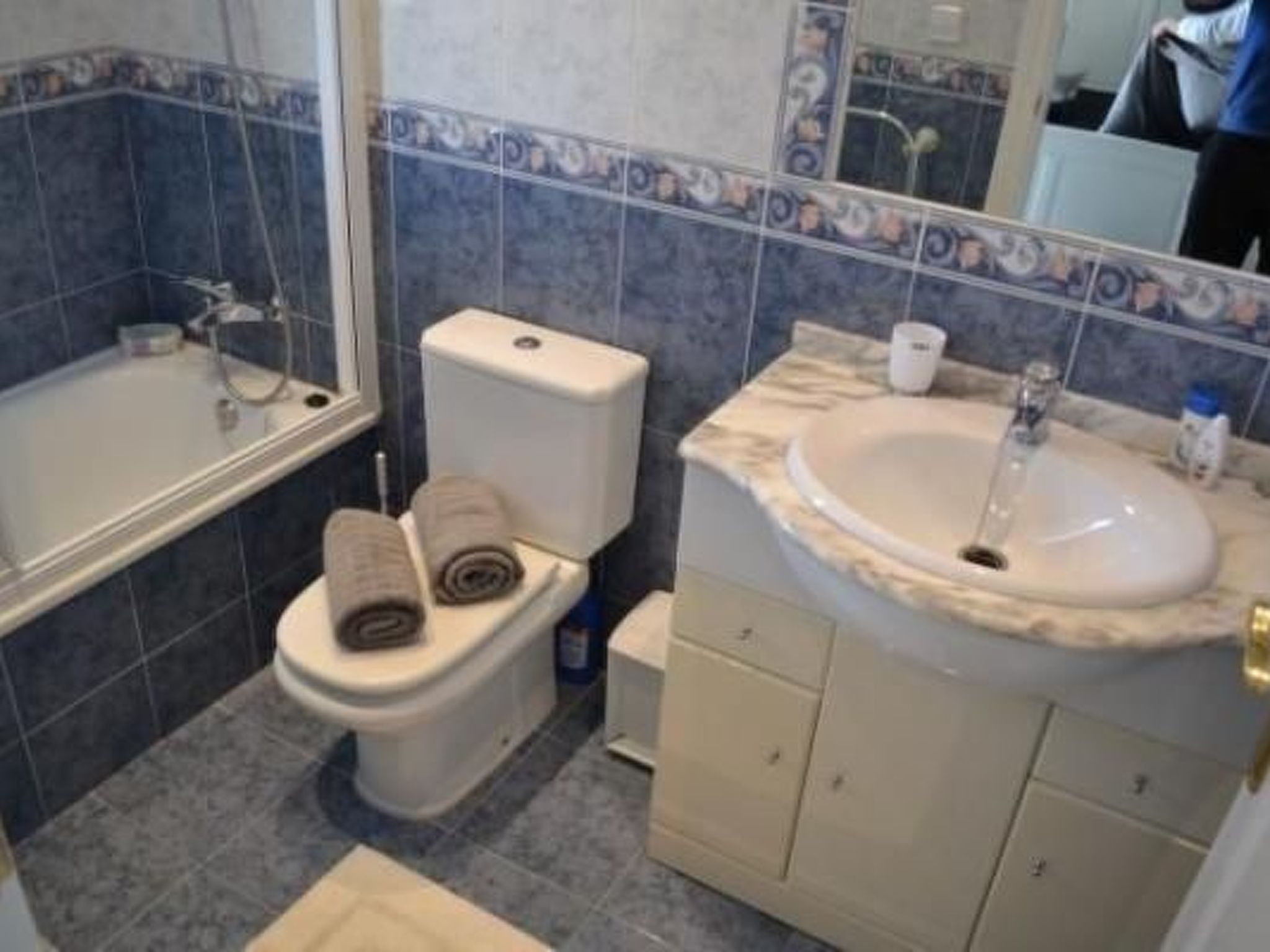 Villa mit Blick auf das Wasser-Image-tags.info