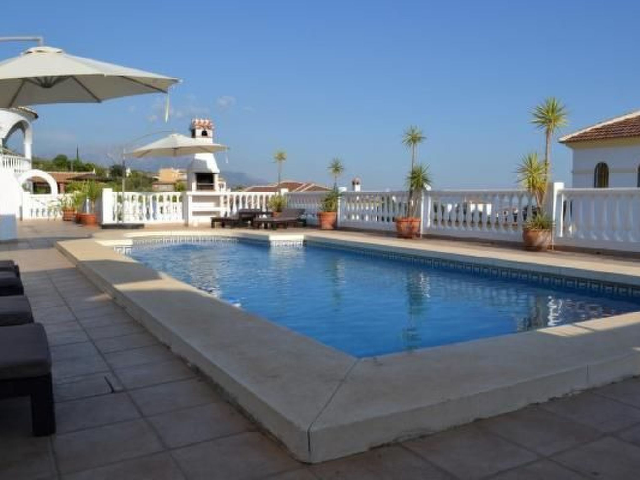 Villa mit Blick auf das Wasser-Image-tags.info