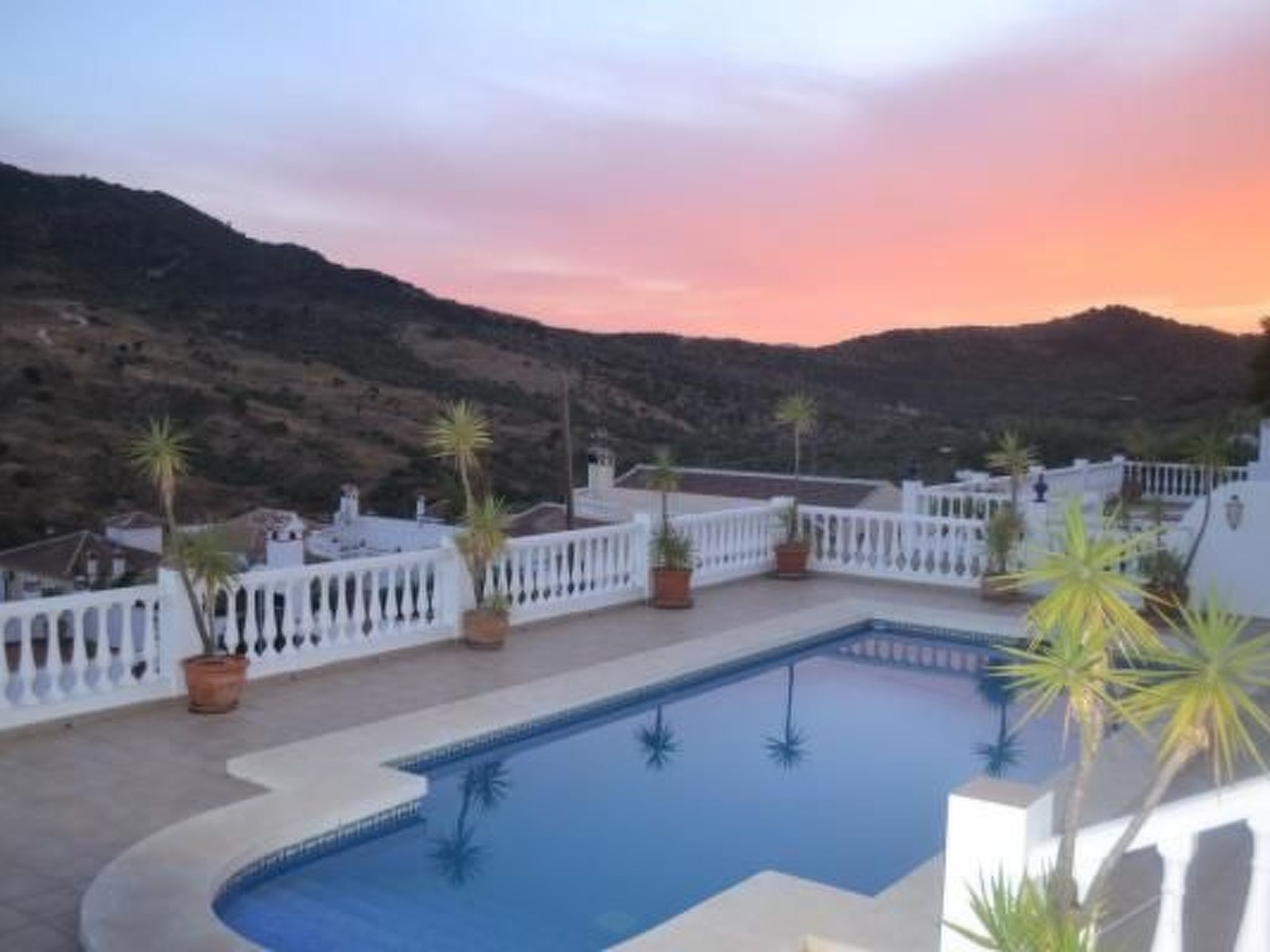 Villa mit Blick auf das Wasser-Image-tags.info