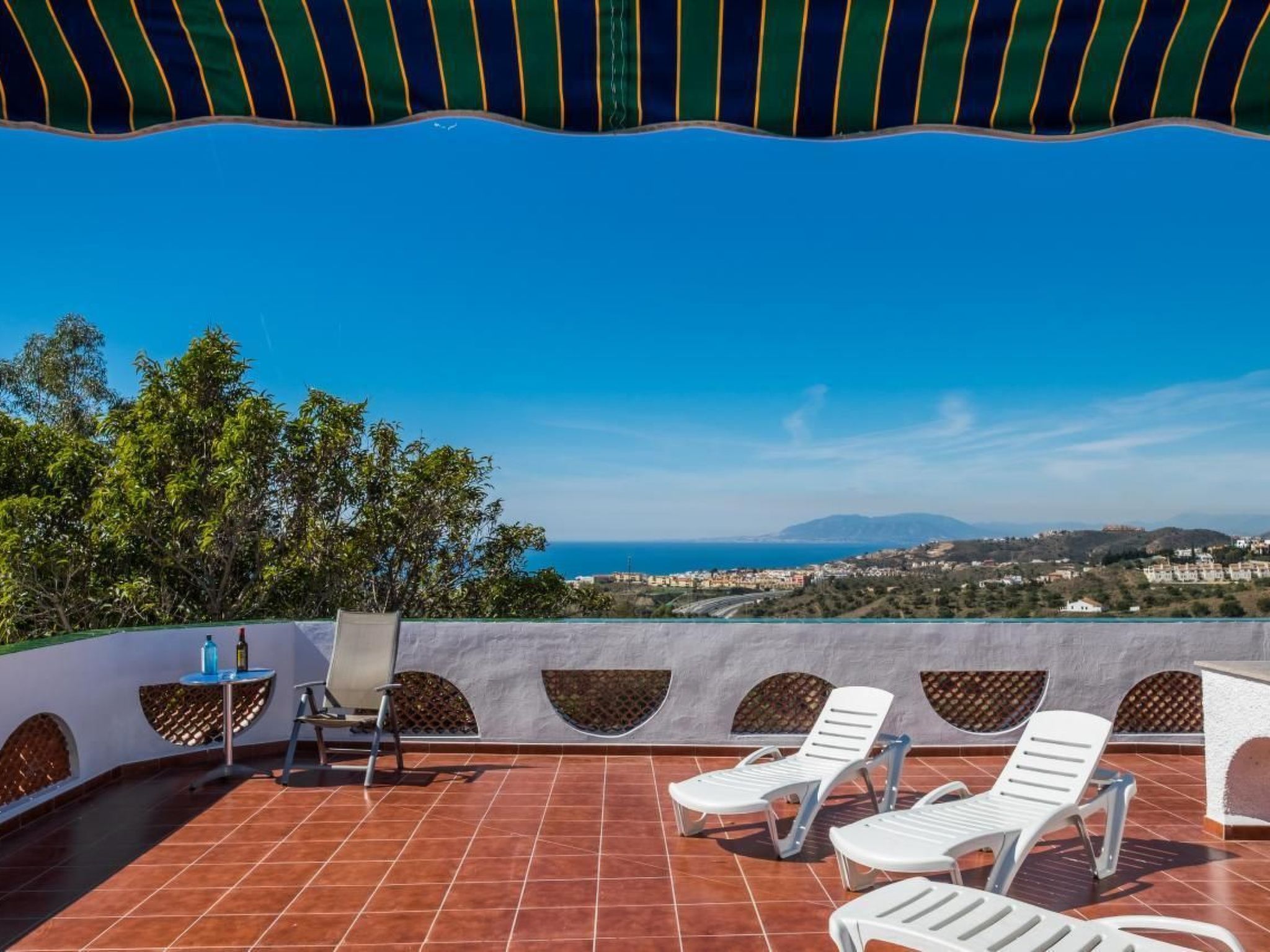 "Córdoba" mit Gemeinschaftspool und fantastischer Aussicht in einem andalusisch - Buiten