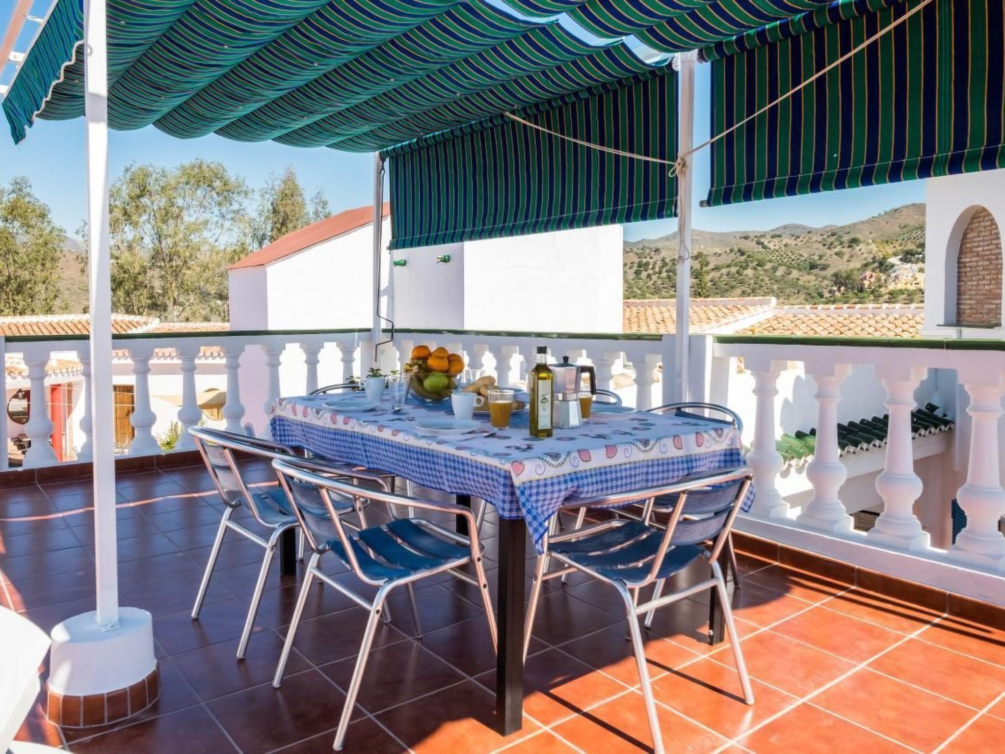 "Córdoba" mit Gemeinschaftspool und fantastischer Aussicht in einem andalusisch - Buiten