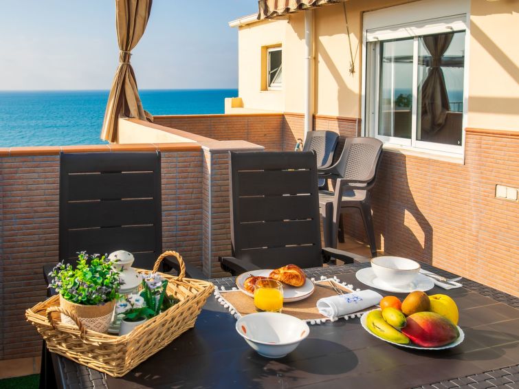 "Acosta beachfront", dakappartement 3-kamers 55 m2, op het zuiden gelegen. Eenvoudig en doelmatig ingericht: woonkamer met Digitale TV, air-conditioning en heteluchtverwarming. 1 kamer met 1 2-pers be..
