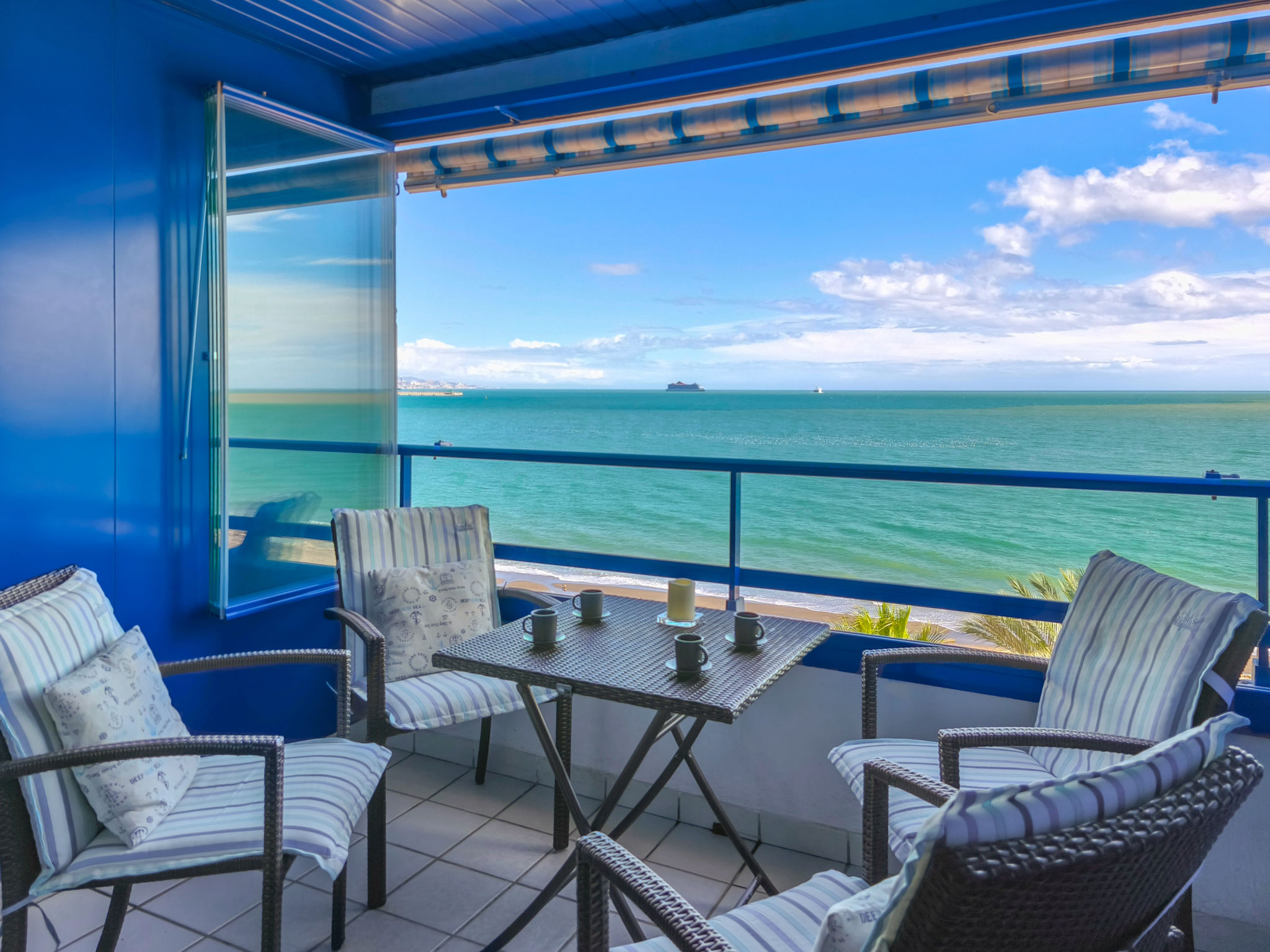 "Malaga Pacifico beach", appartement 3-kamers 74 m2 op de 5e verdieping. Woon-/eetkamer met Digitale TV, air-conditioning en heteluchtverwarming. Uitgang naar het terras. 1 kamer met 1 2-pers bed (160..