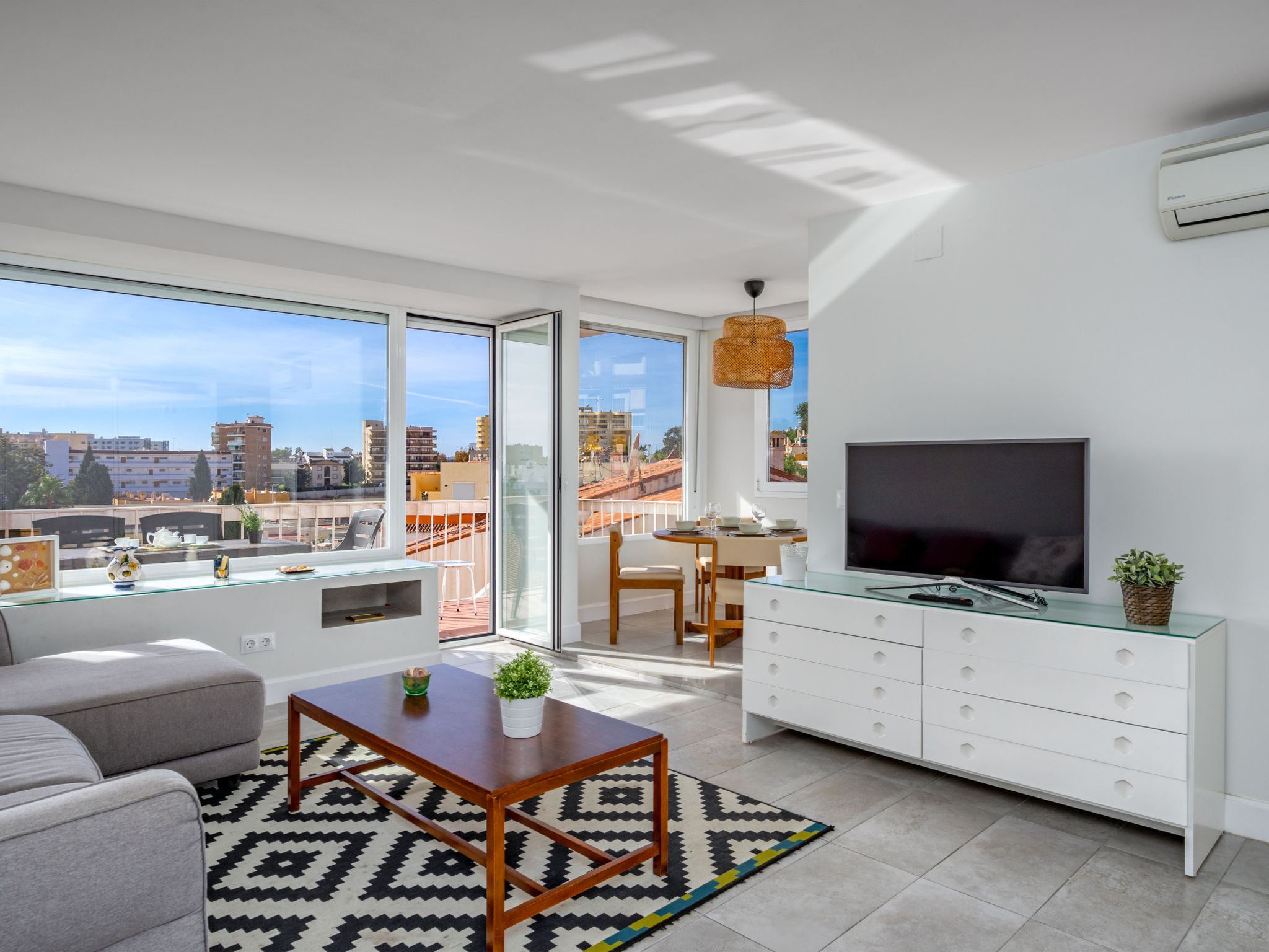 "Eurosol", appartement 2-kamers 96 m2 op de 2e verdieping. Het objekt is geschikt voor 2 volwassenen + 2 kinderen. Comfortabel en modern ingericht: woon-/eetkamer met 1 divanbed, Digitale TV, air-cond..