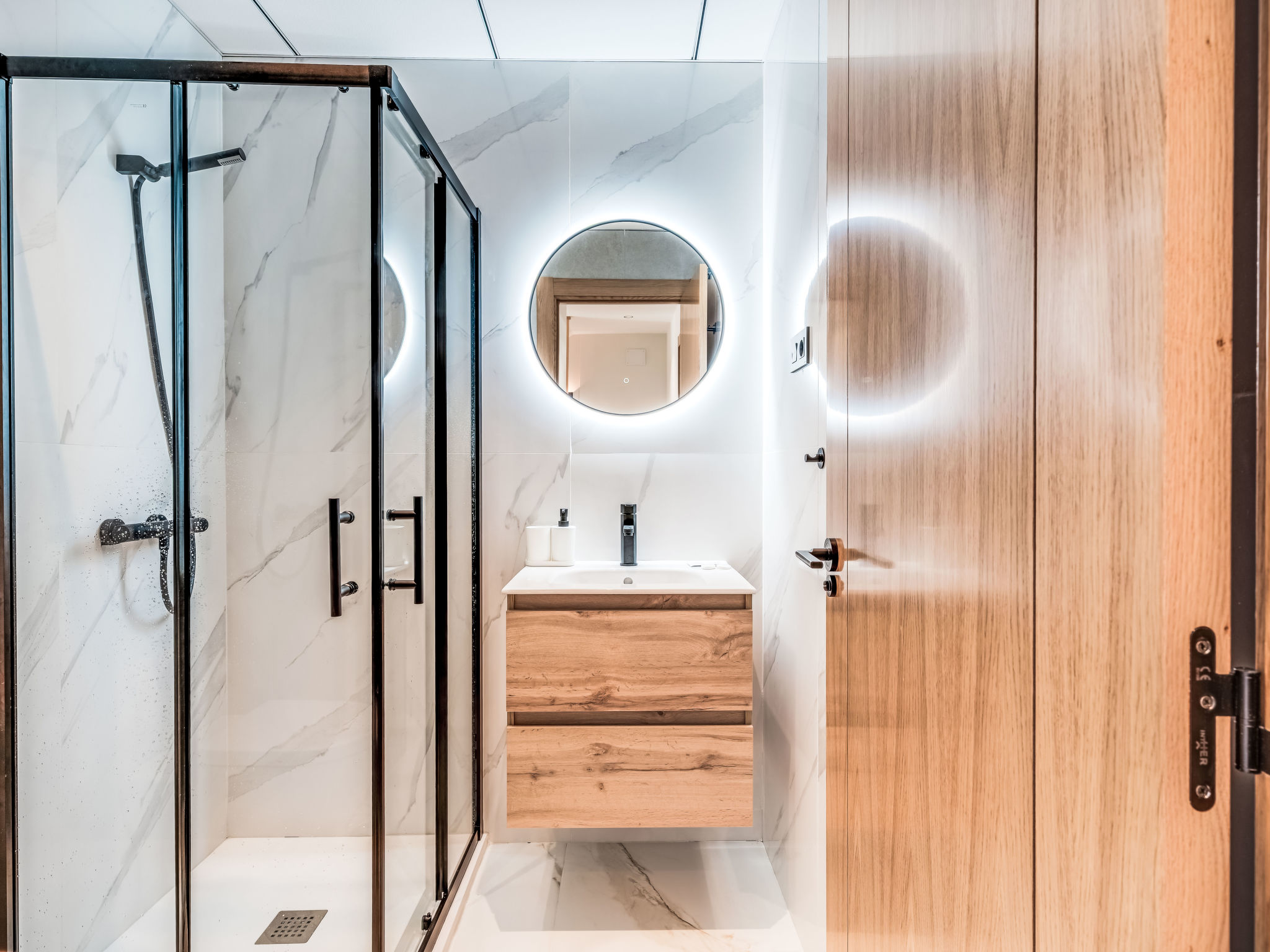 Brand New Luxury Towne House - Binnen
