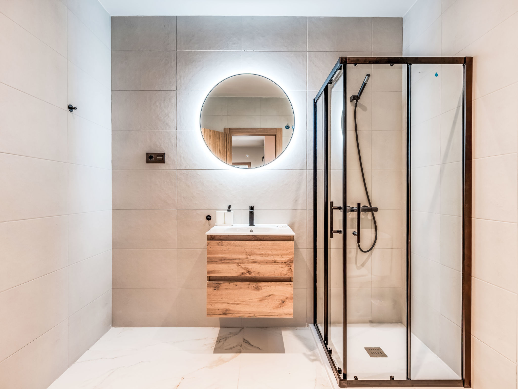 Brand New Luxury Towne House - Binnen