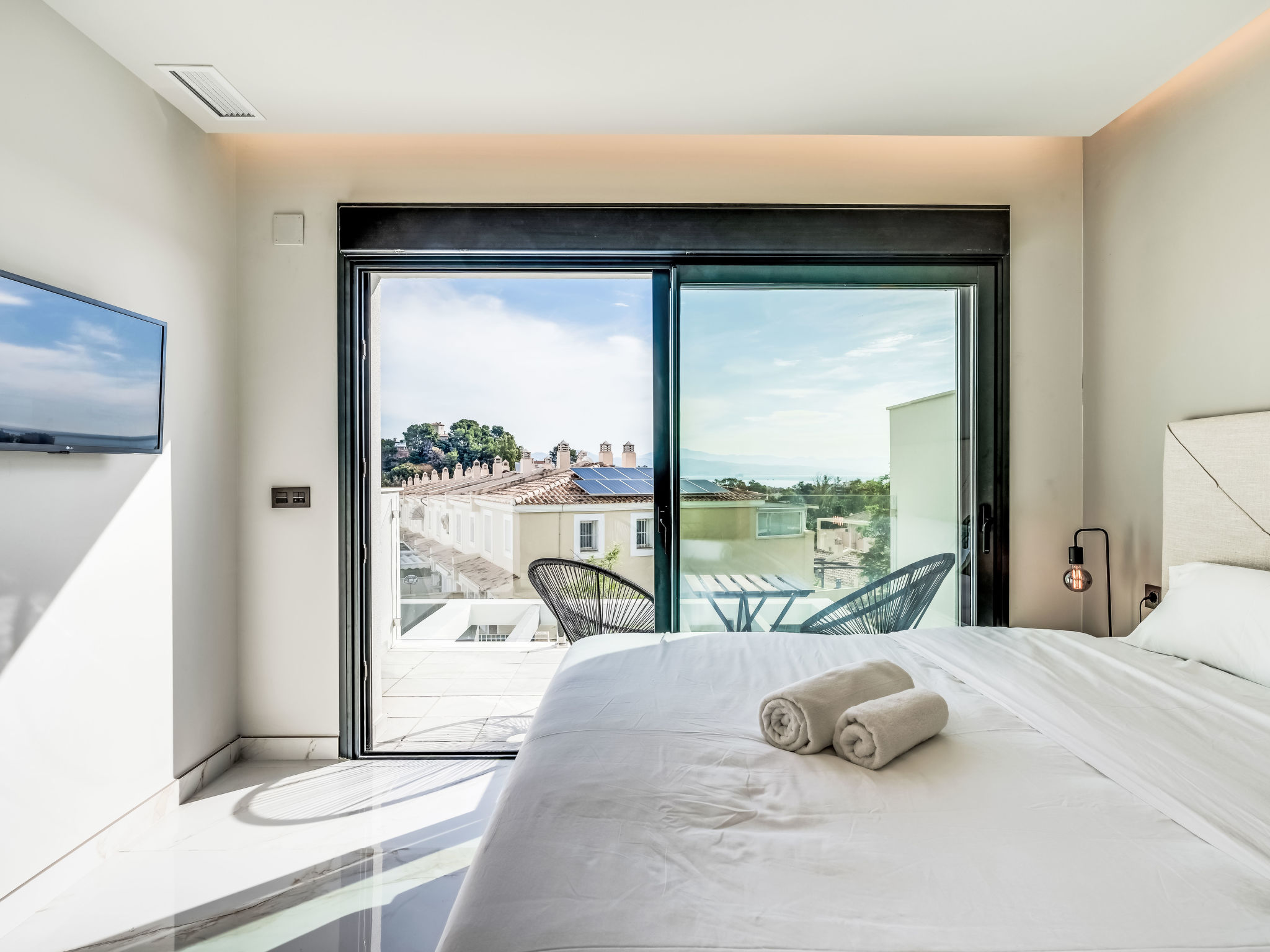 Brand New Luxury Towne House - Buiten