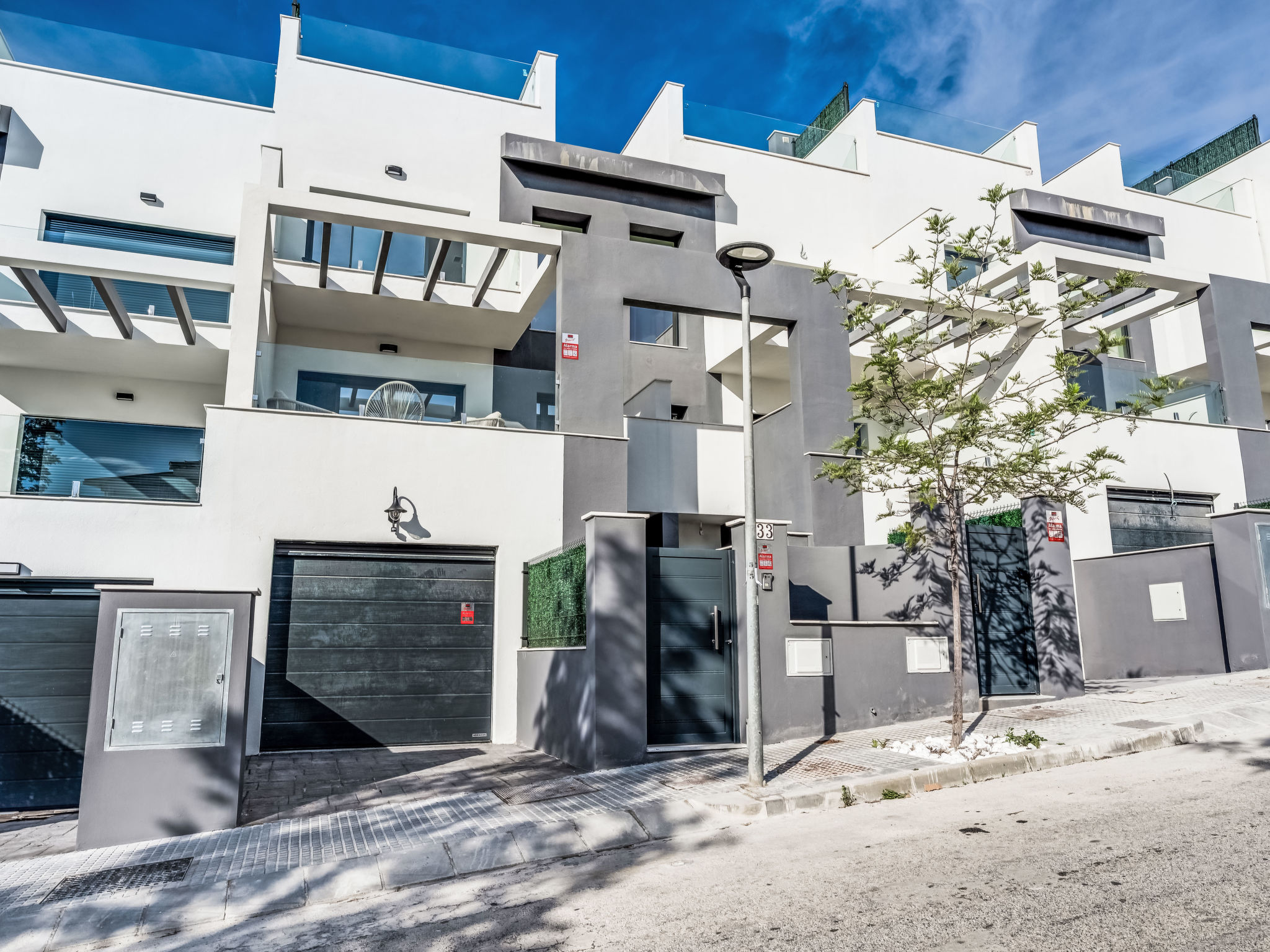 Brand New Luxury Towne House - Buiten