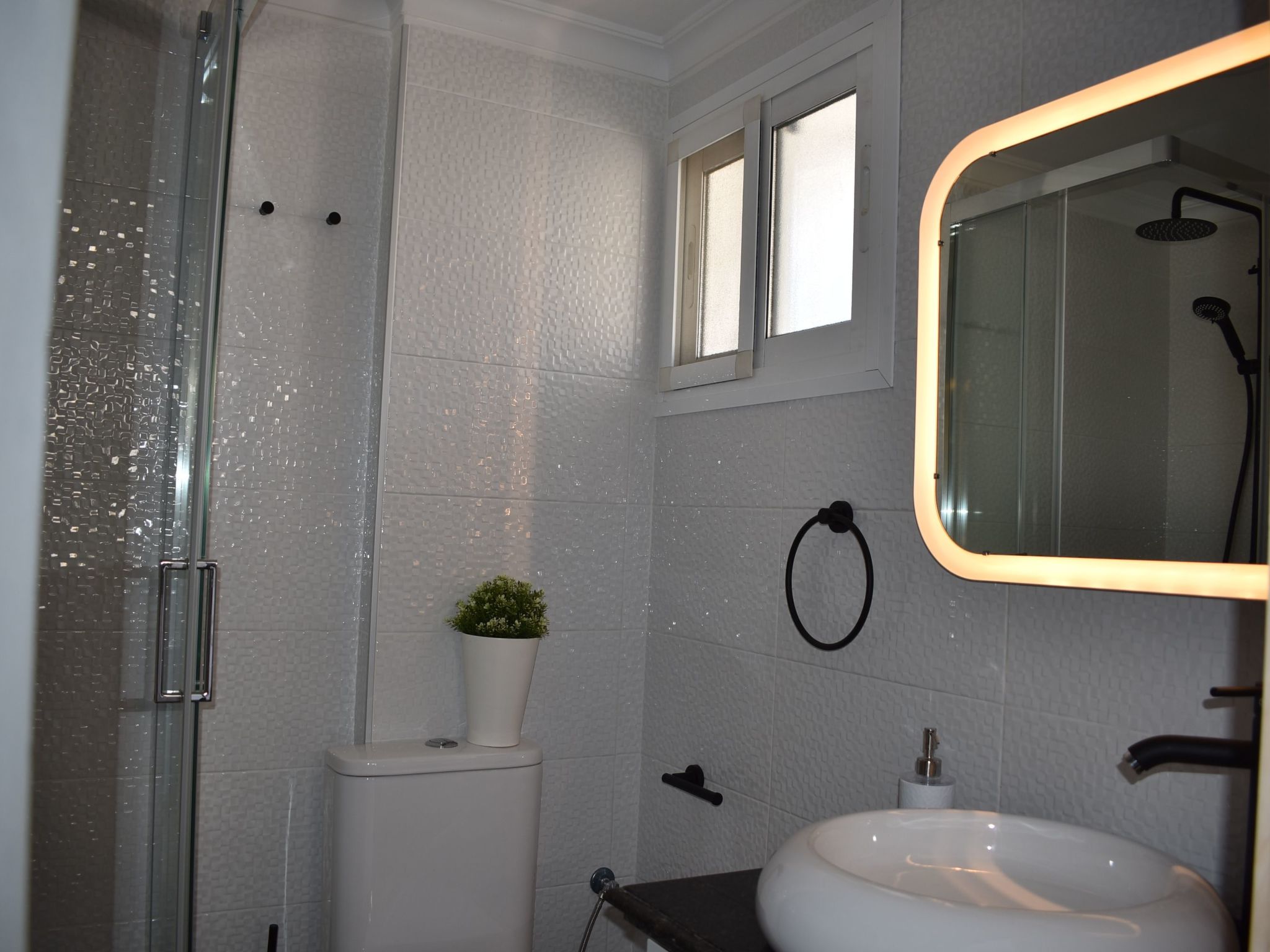 Helle und renovierte Ferienwohnung mit Balkon und tollem Blick auf das Meer-Binnen