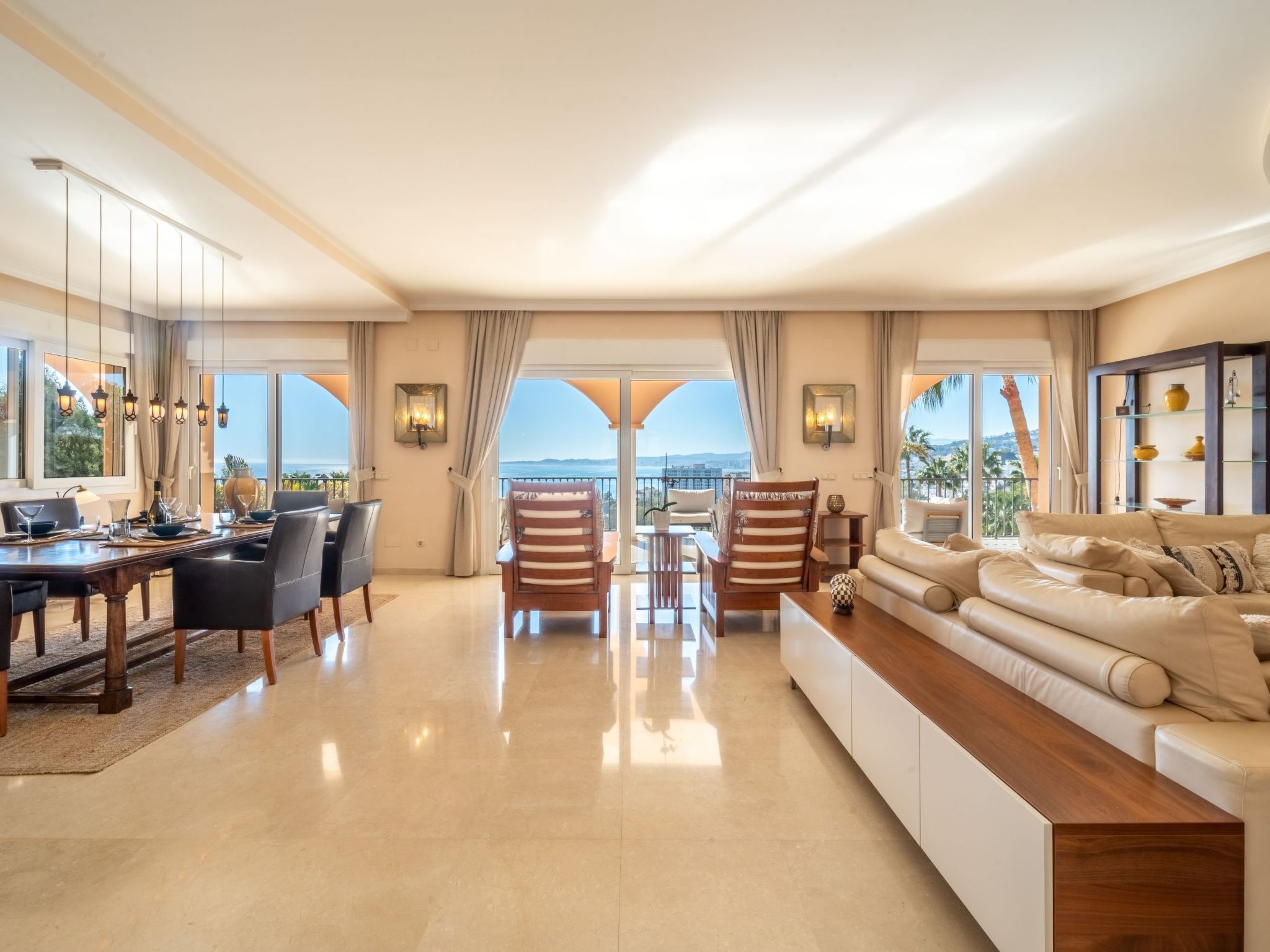 Luxuriöse Villa mit beheiztem Pool und Whirlpool-Inside