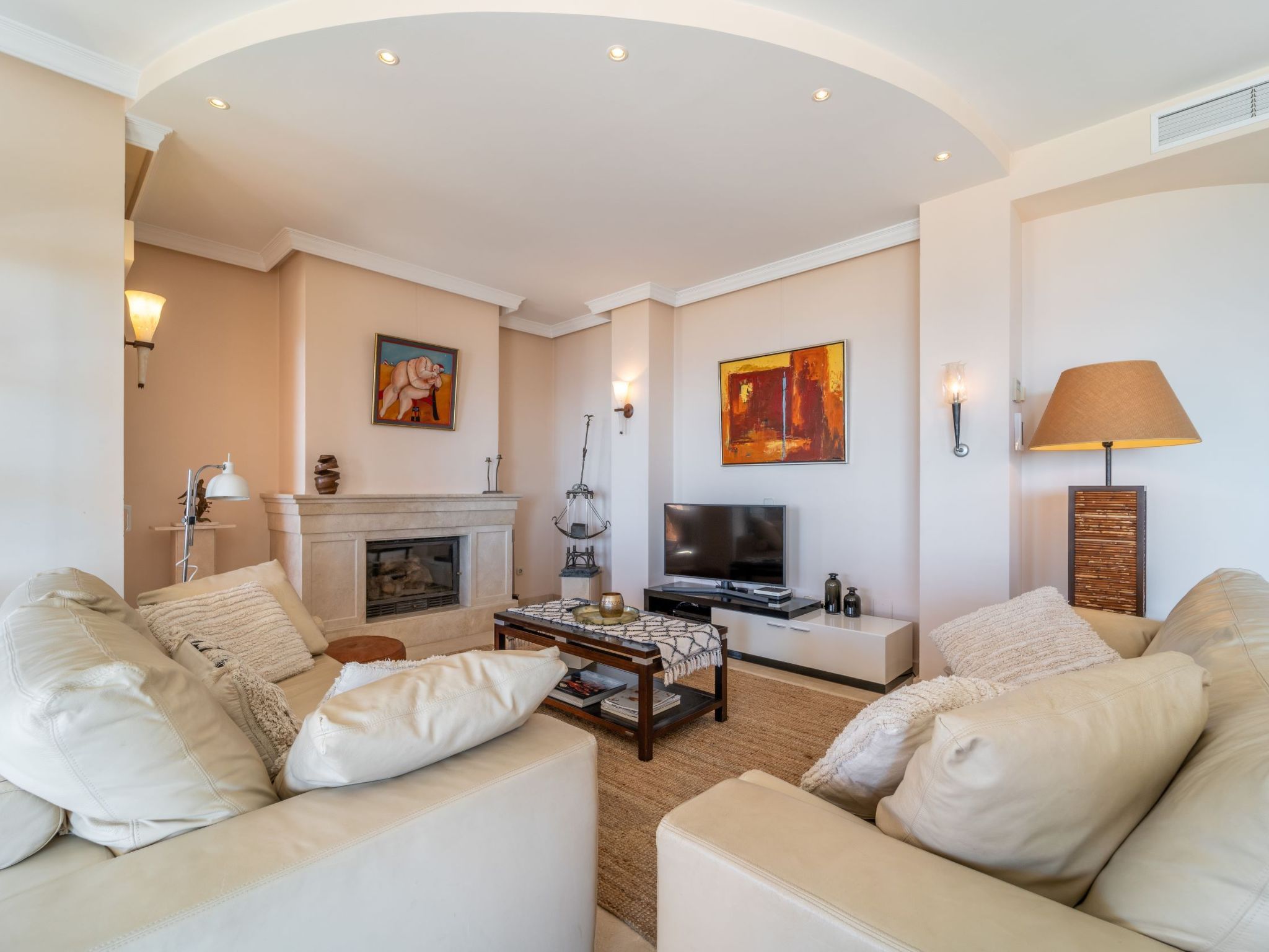 Luxuriöse Villa mit beheiztem Pool und Whirlpool-Inside