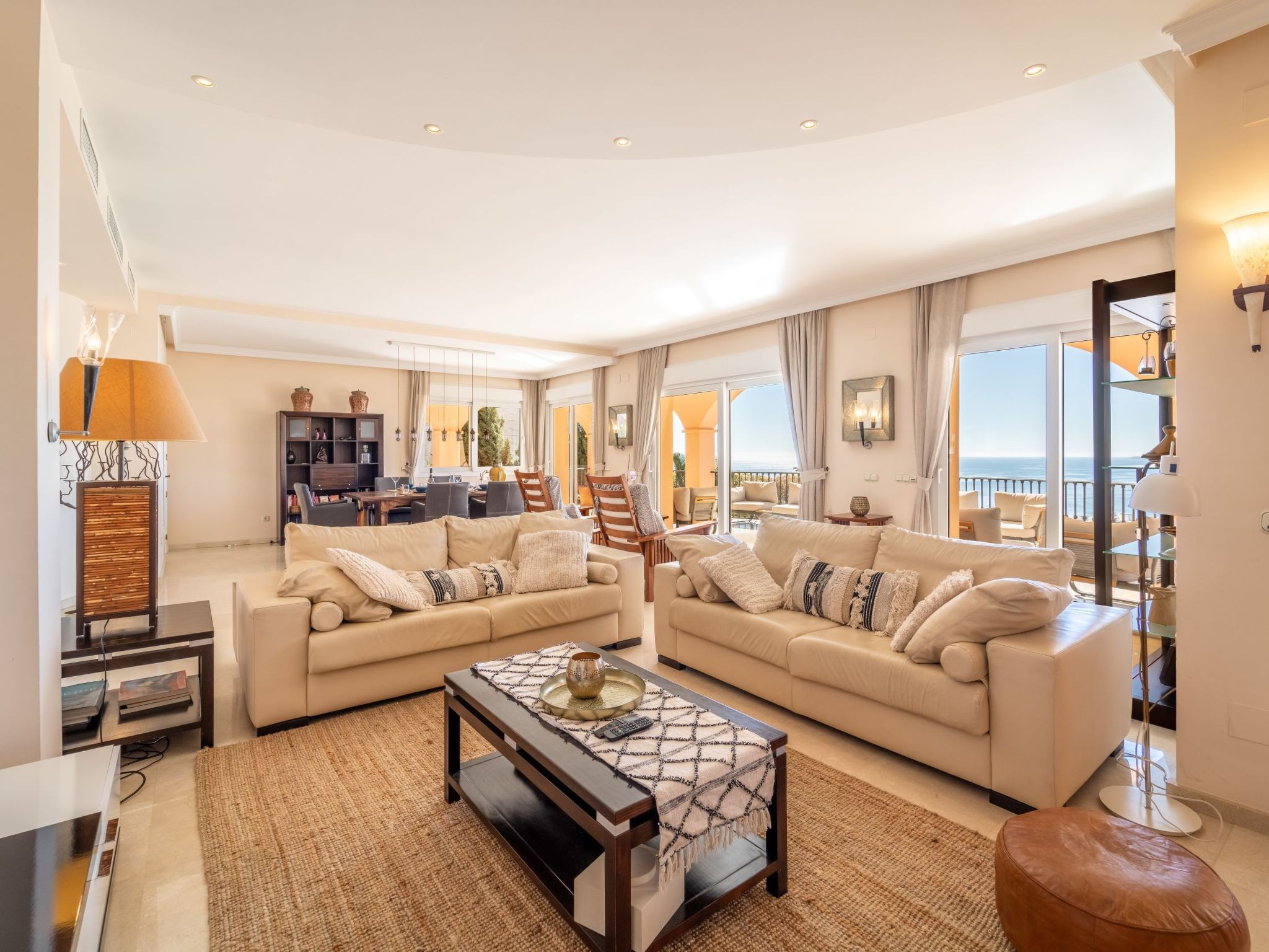 Luxuriöse Villa mit beheiztem Pool und Whirlpool-Inside