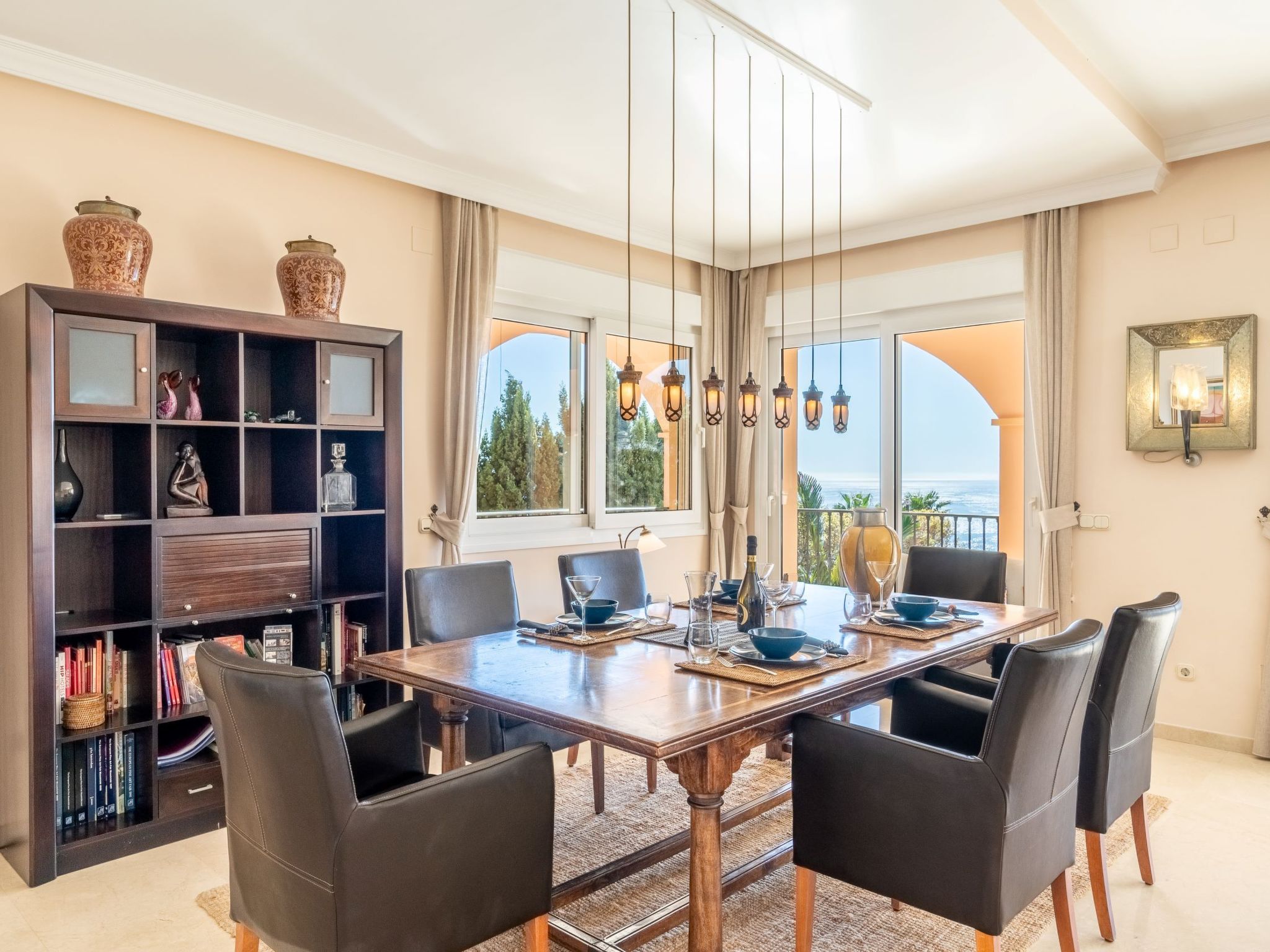 Luxuriöse Villa mit beheiztem Pool und Whirlpool-Inside