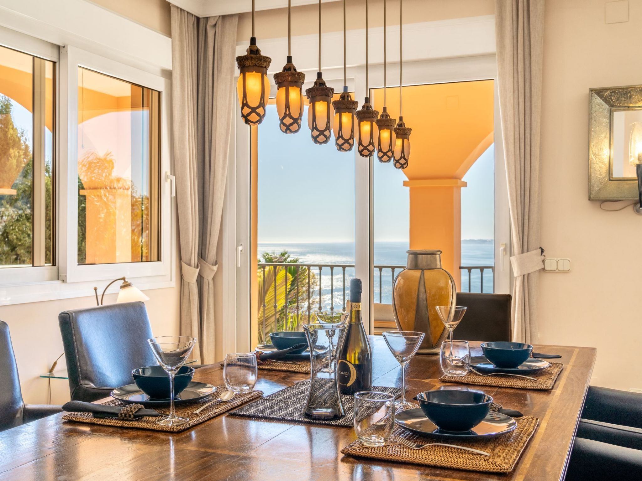 Luxuriöse Villa mit beheiztem Pool und Whirlpool-Inside