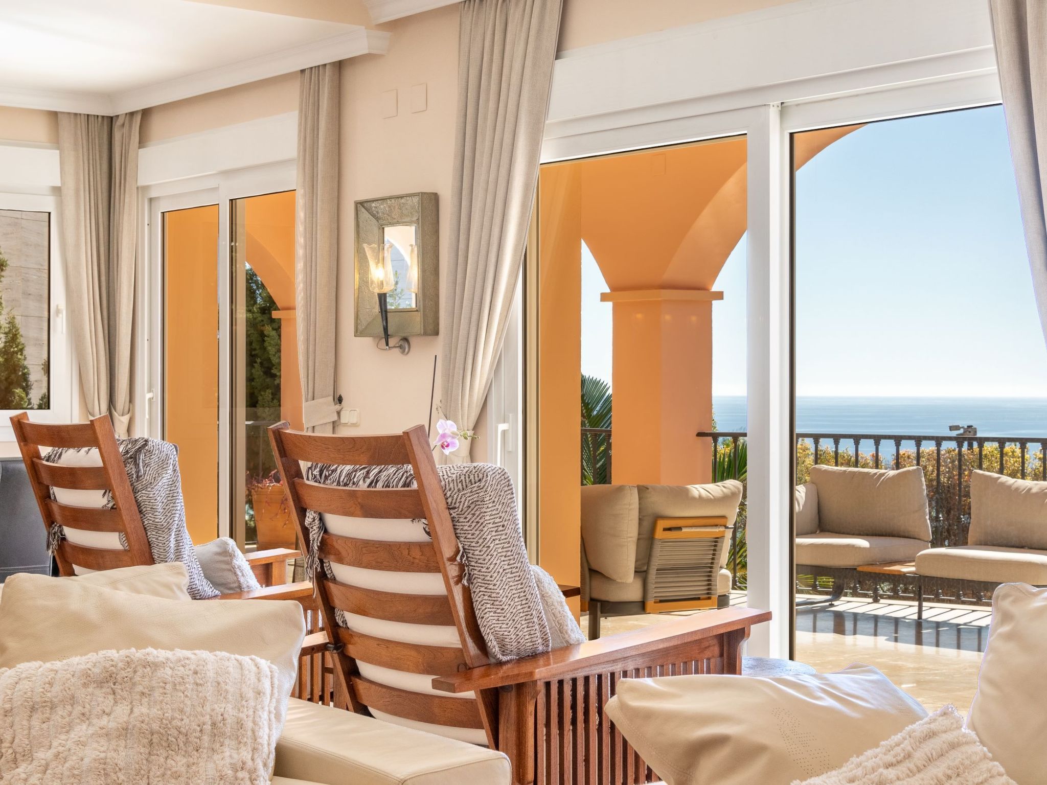 Luxuriöse Villa mit beheiztem Pool und Whirlpool-Inside