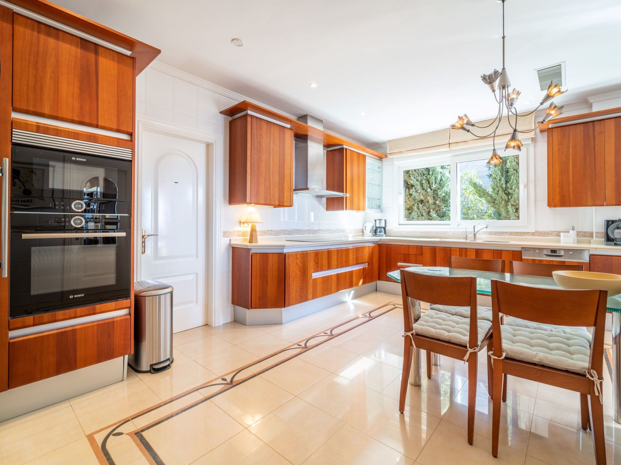 Luxuriöse Villa mit beheiztem Pool und Whirlpool-Inside