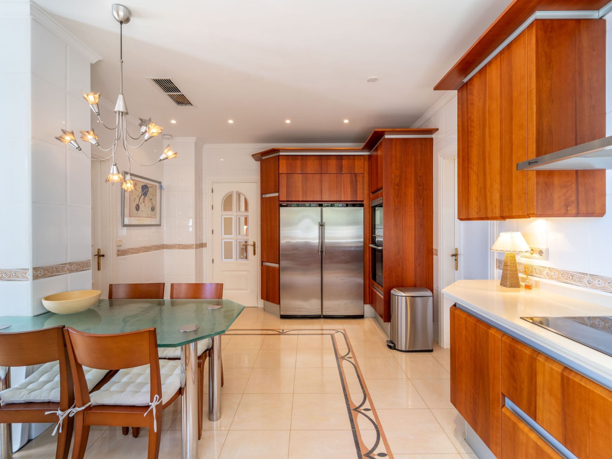 Luxuriöse Villa mit beheiztem Pool und Whirlpool-Inside