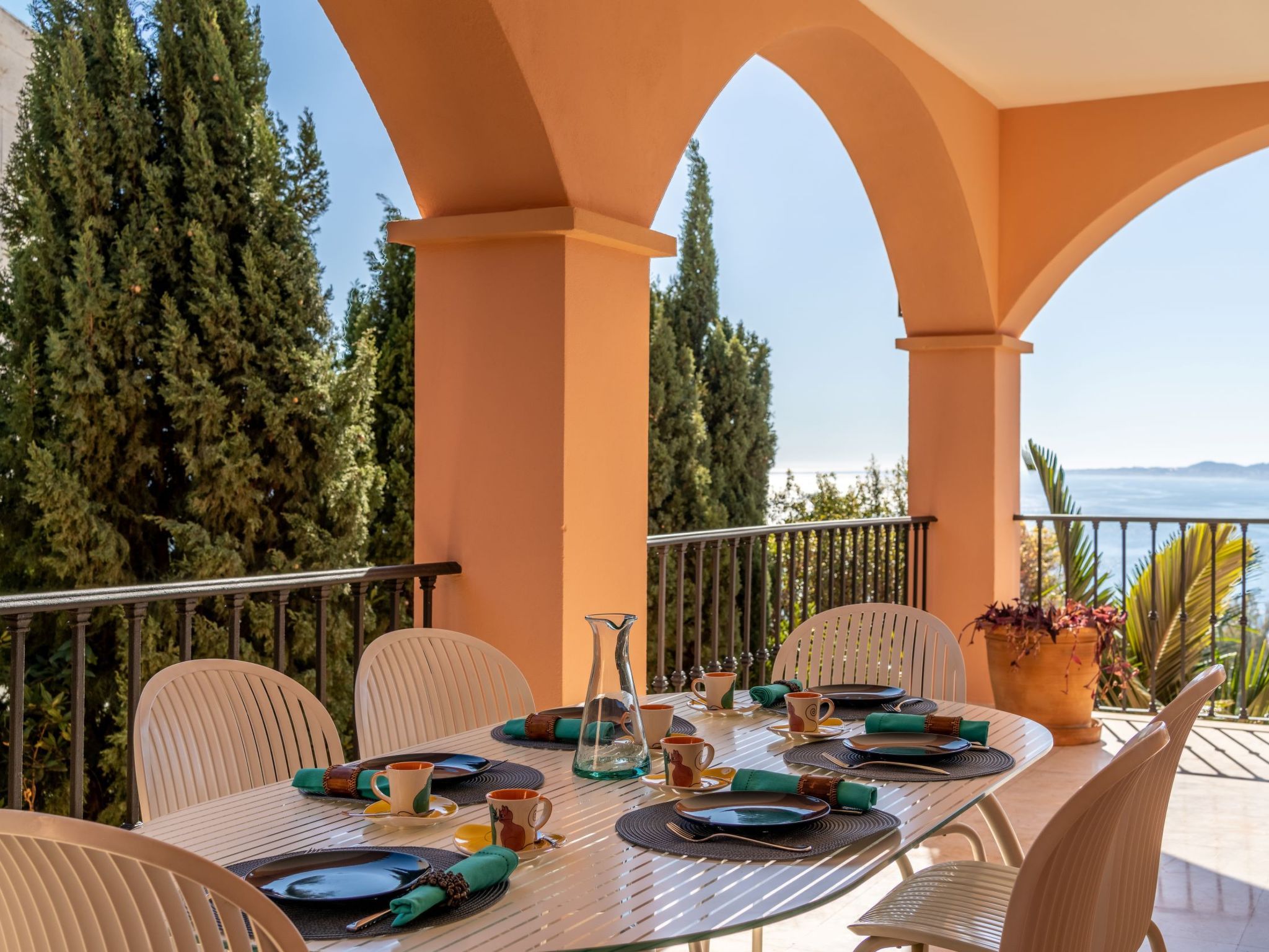 Luxuriöse Villa mit beheiztem Pool und Whirlpool-Inside