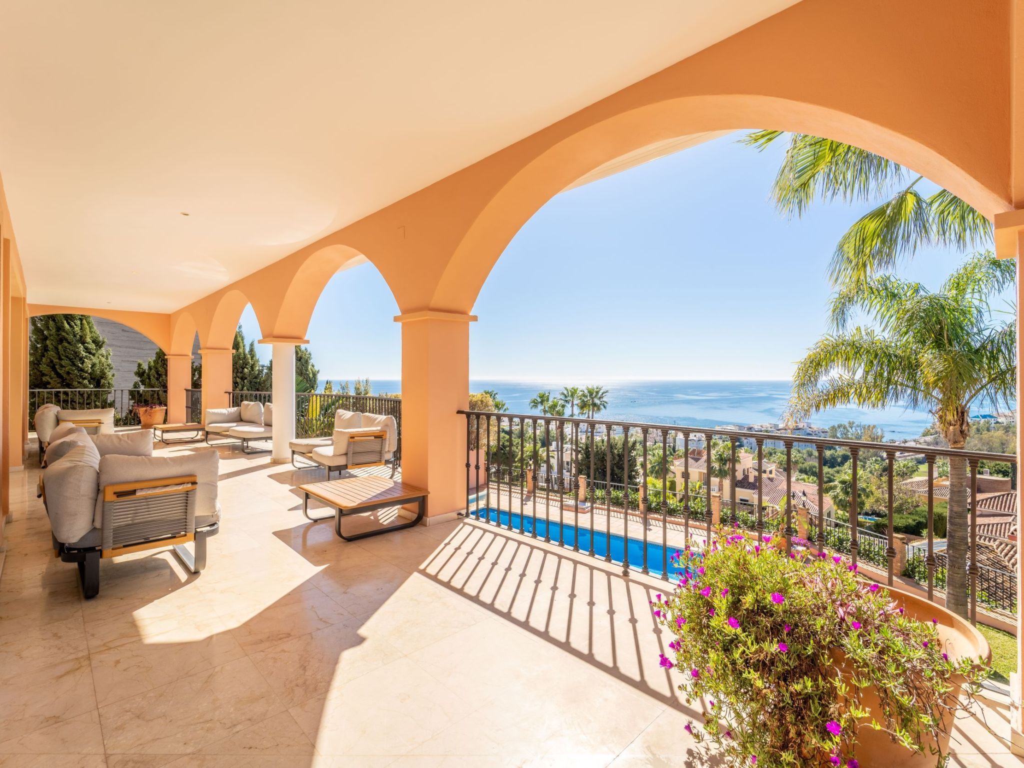 Luxuriöse Villa mit beheiztem Pool und Whirlpool-Inside