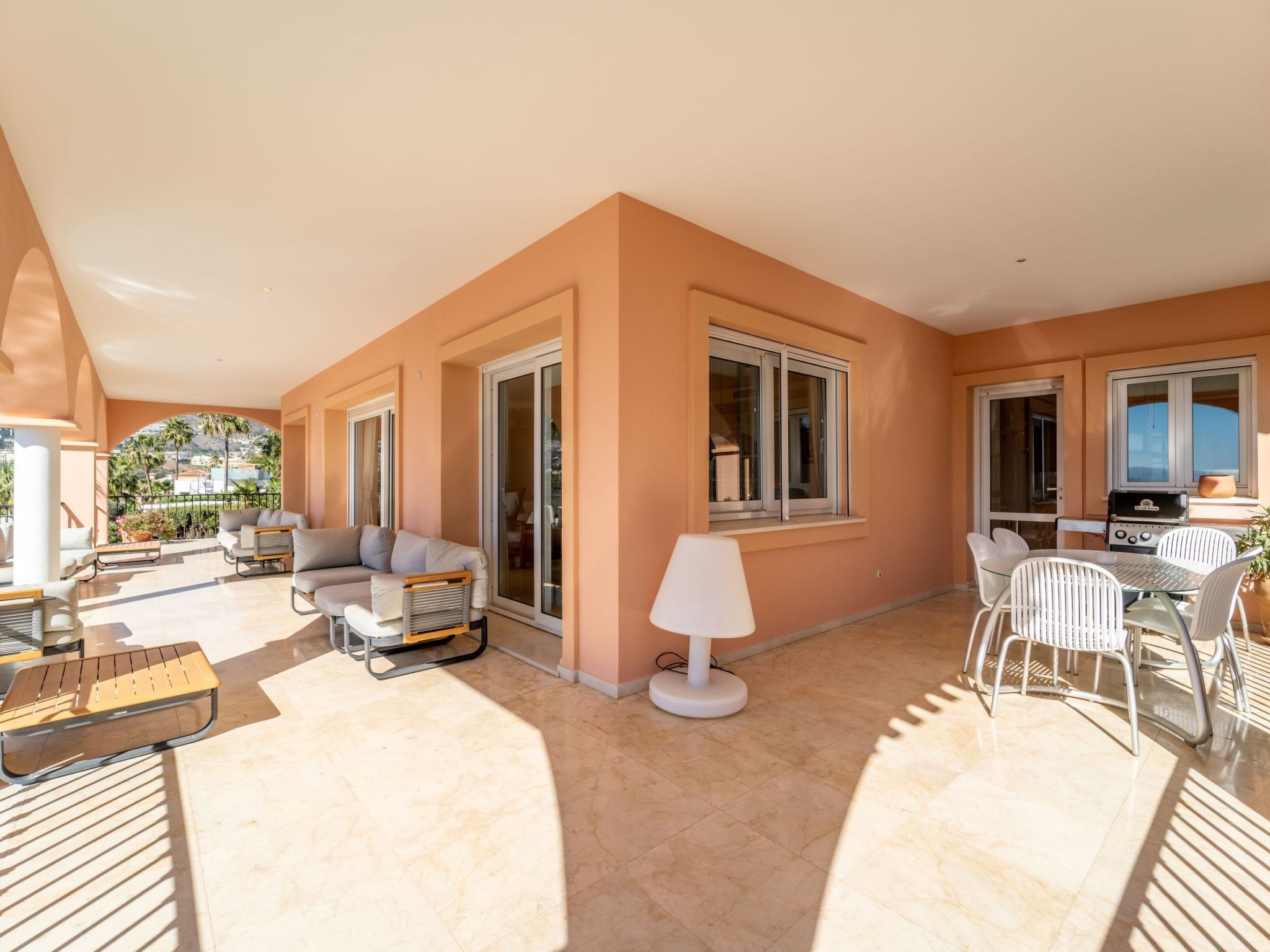 Luxuriöse Villa mit beheiztem Pool und Whirlpool-Inside