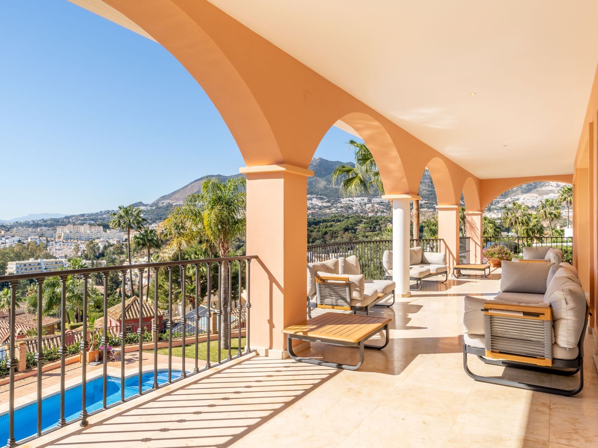 Luxuriöse Villa mit beheiztem Pool und Whirlpool-Inside
