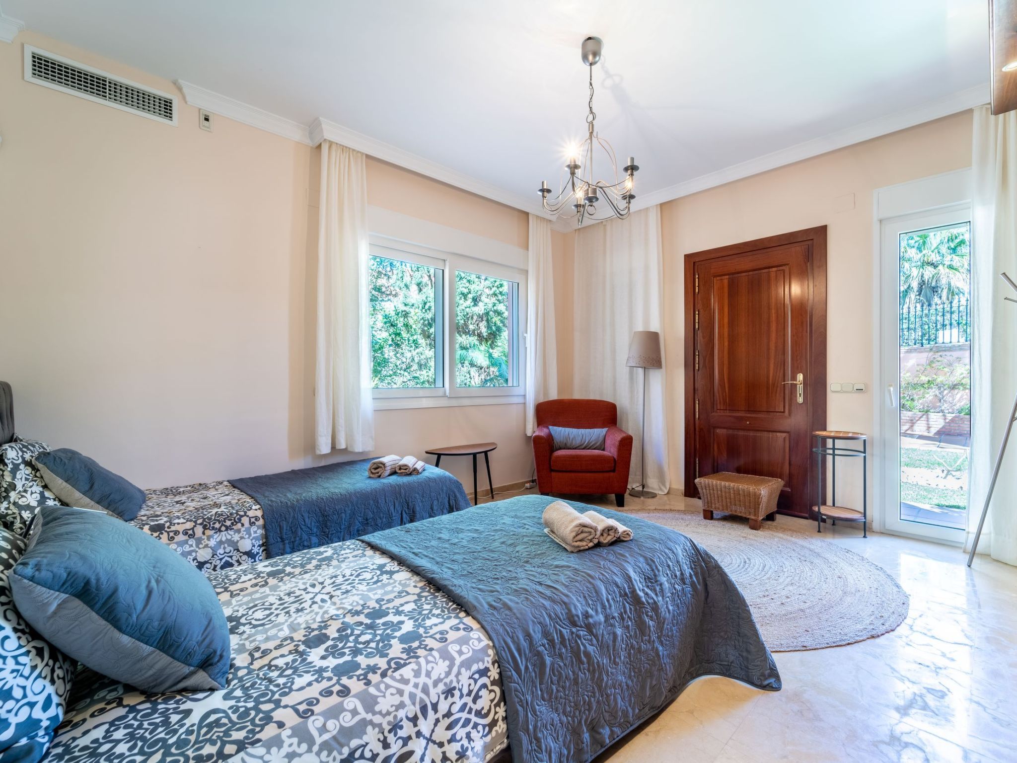 Luxuriöse Villa mit beheiztem Pool und Whirlpool-Inside