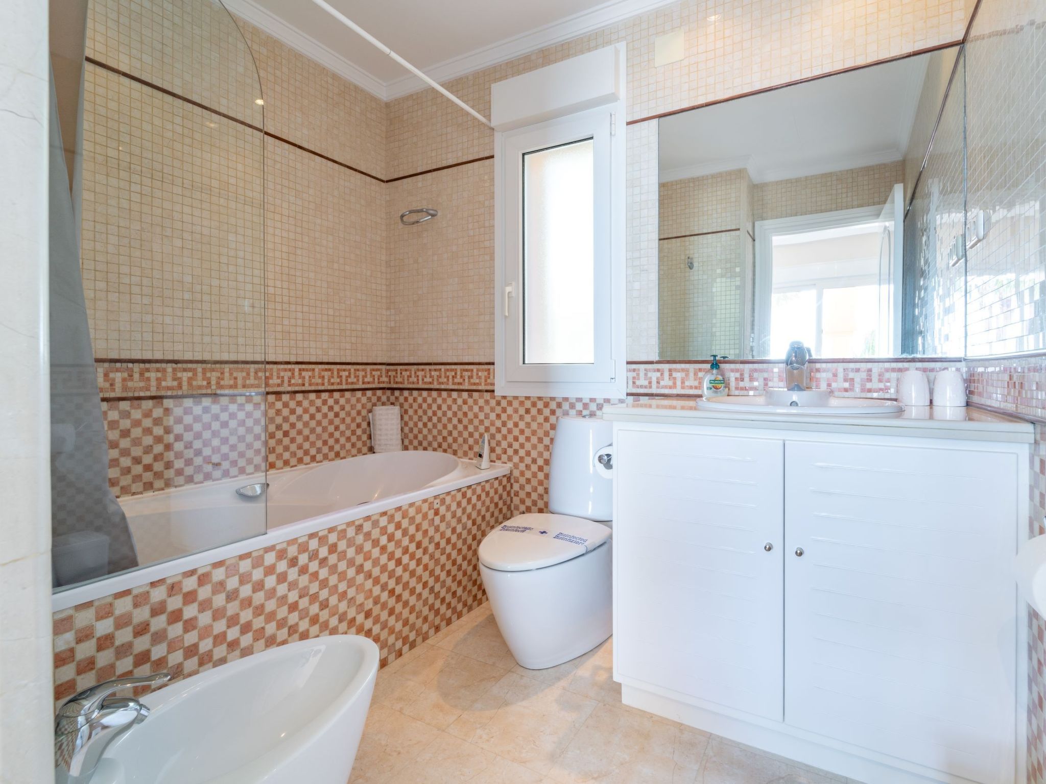 Luxuriöse Villa mit beheiztem Pool und Whirlpool-Inside