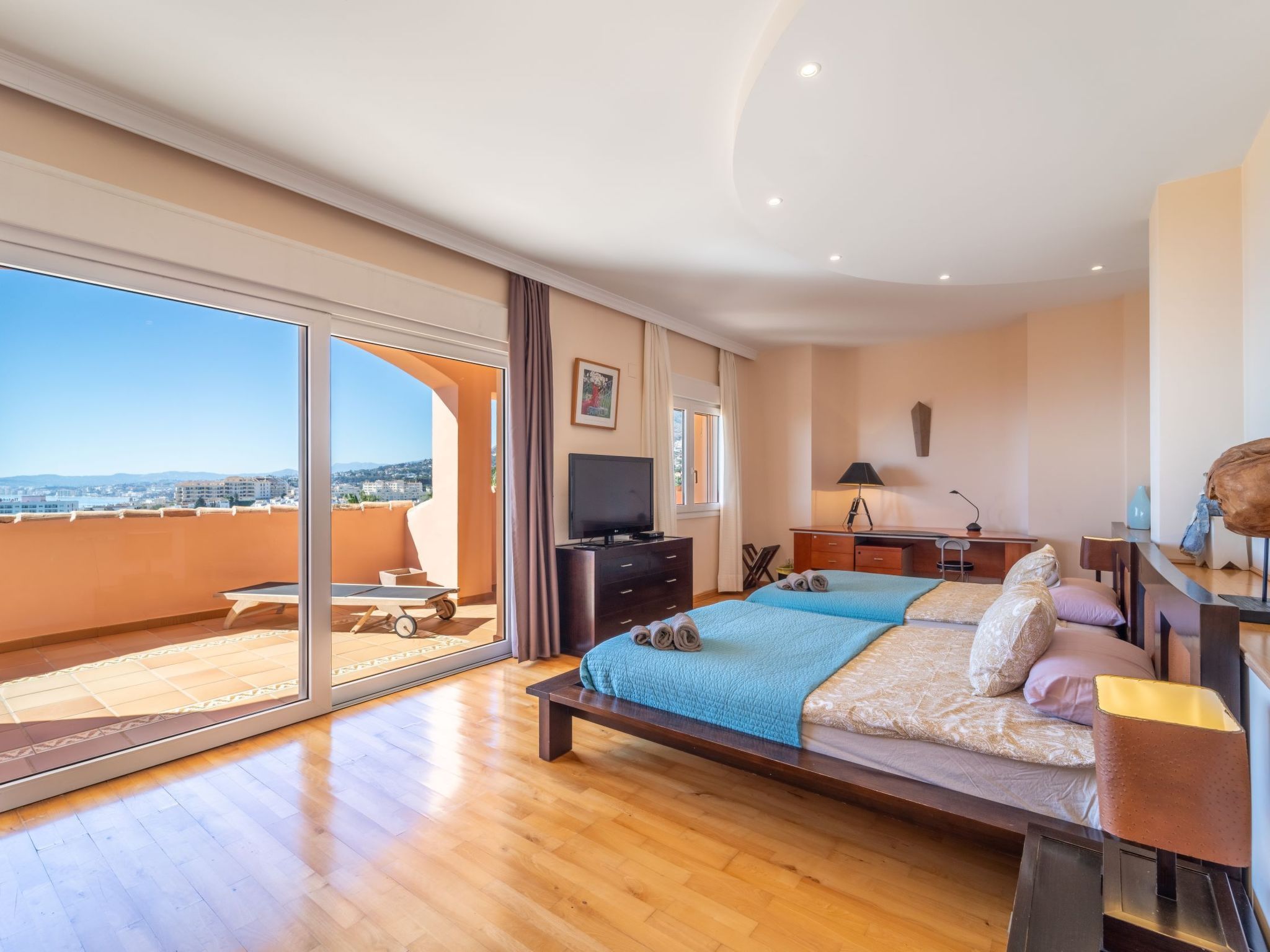 Luxuriöse Villa mit beheiztem Pool und Whirlpool-Inside