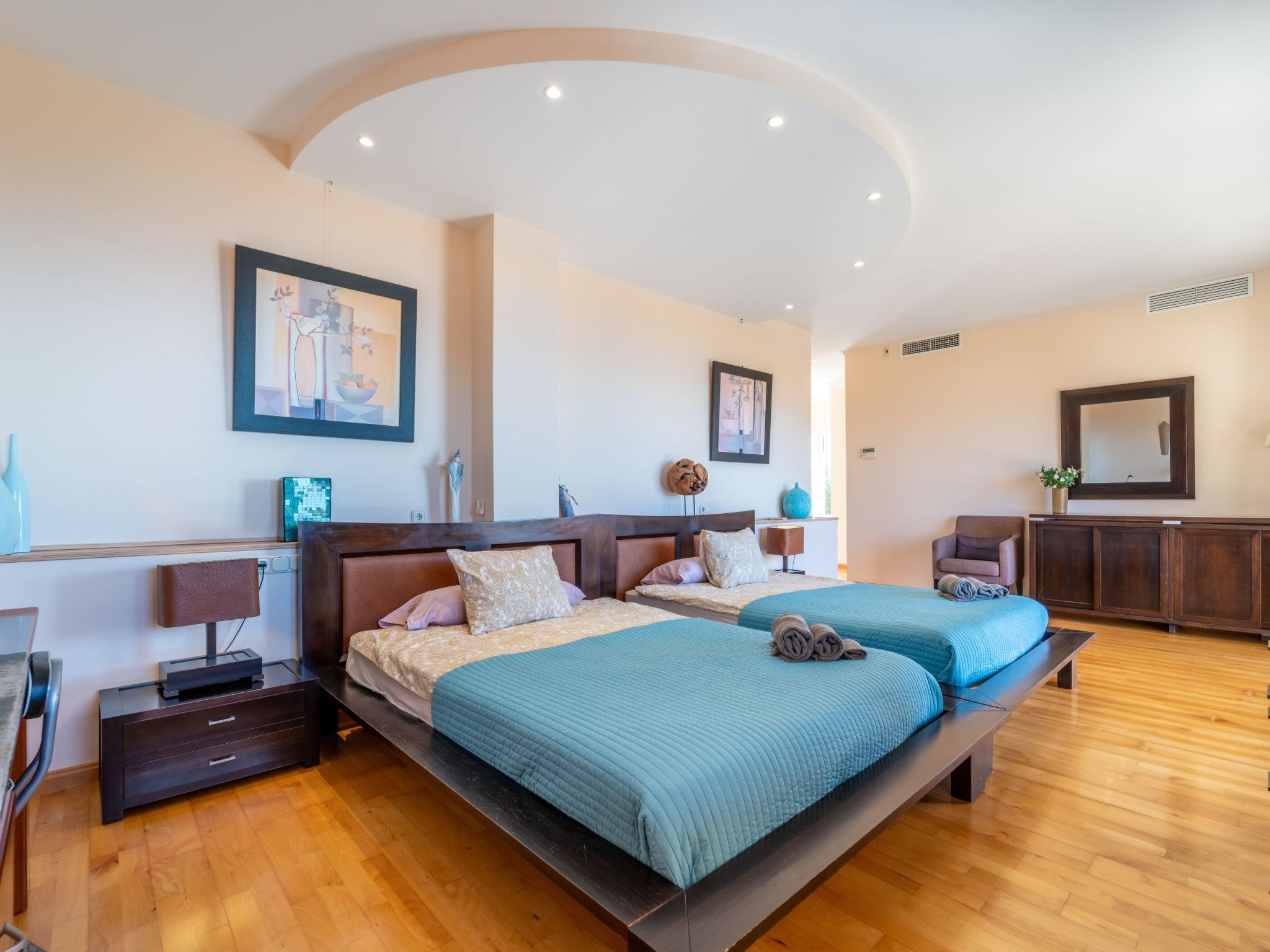 Luxuriöse Villa mit beheiztem Pool und Whirlpool-Inside