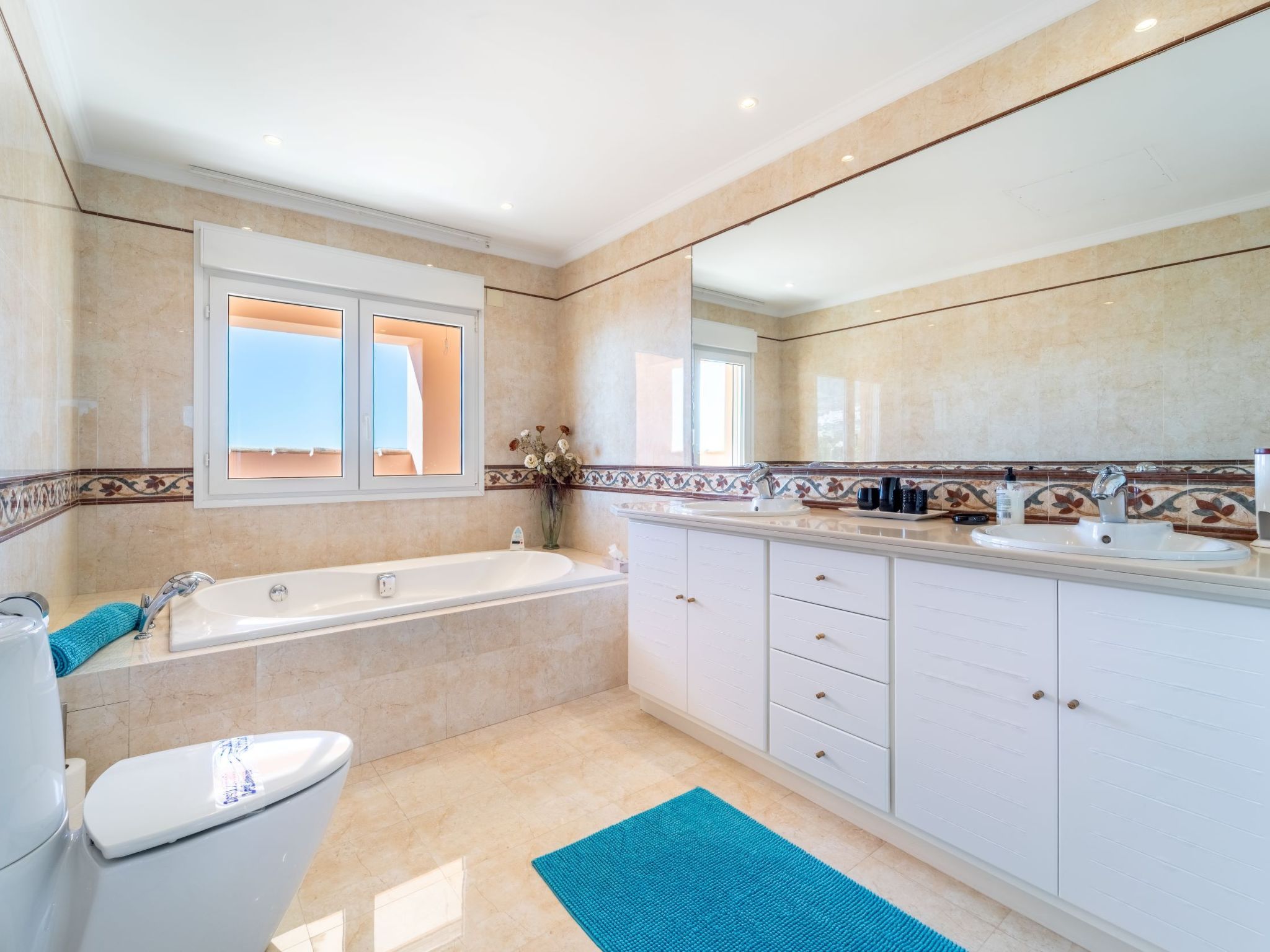 Luxuriöse Villa mit beheiztem Pool und Whirlpool-Inside