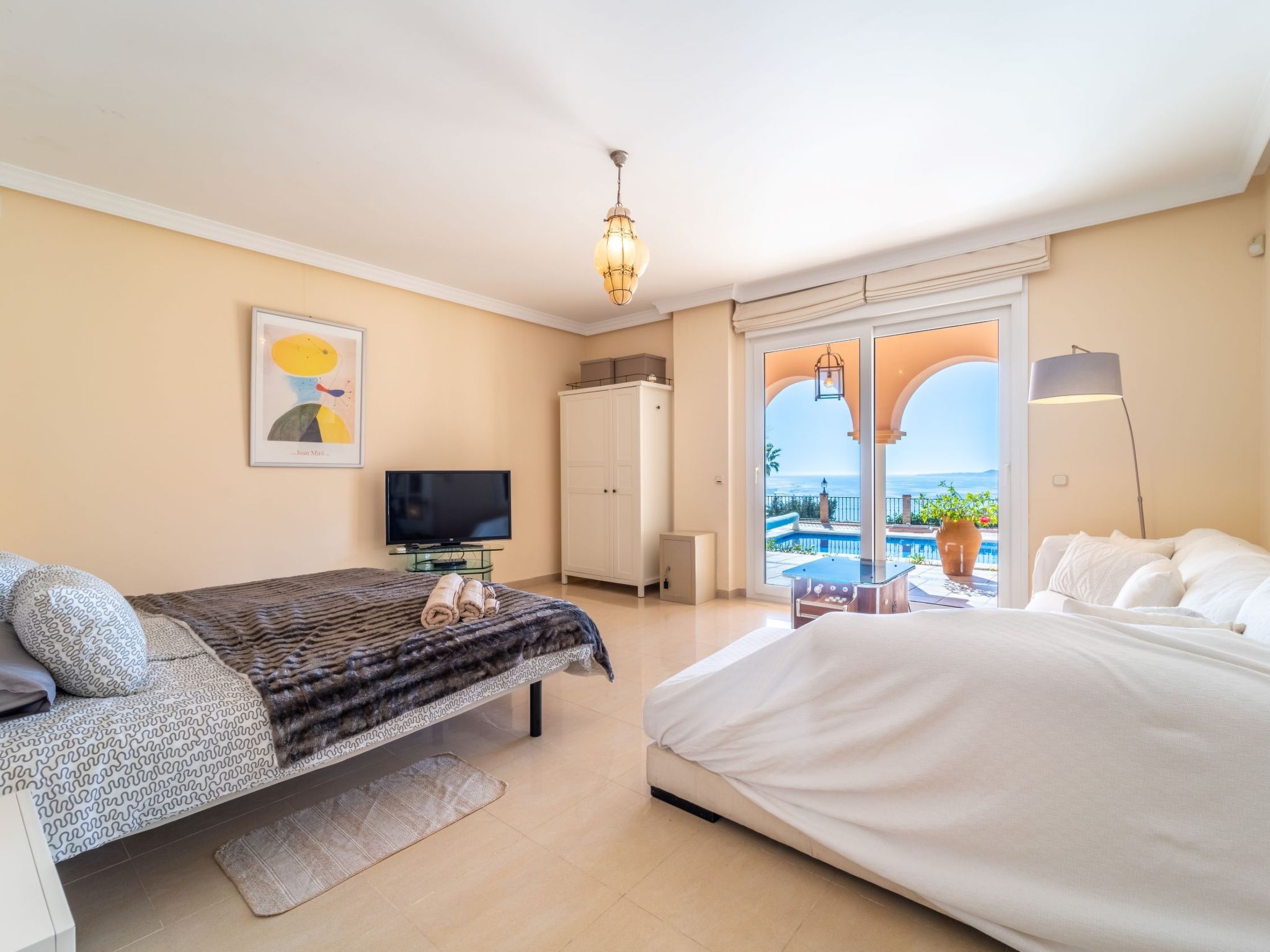 Luxuriöse Villa mit beheiztem Pool und Whirlpool-Inside