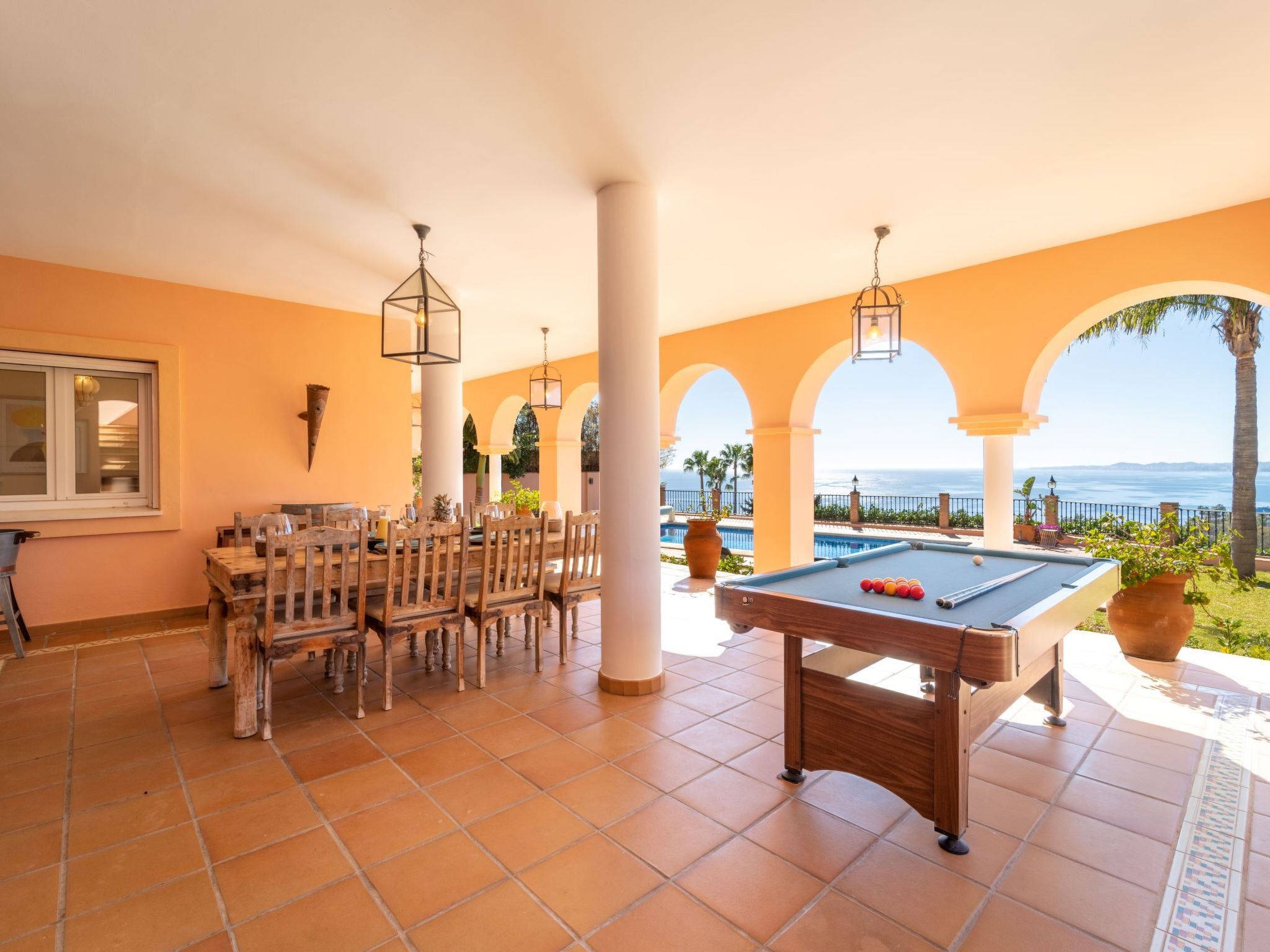 Luxuriöse Villa mit beheiztem Pool und Whirlpool-Inside