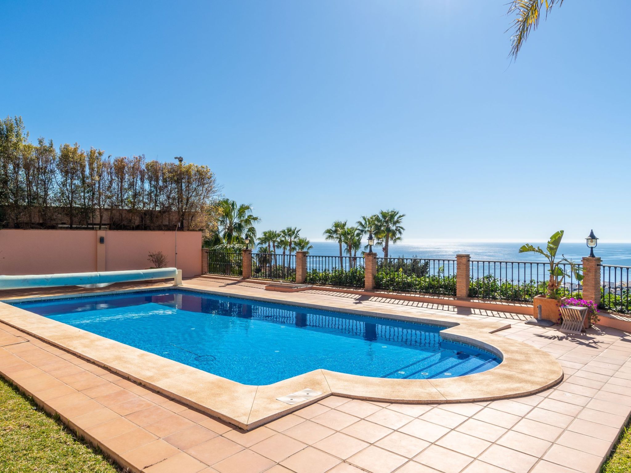 Luxuriöse Villa mit beheiztem Pool und Whirlpool-Inside