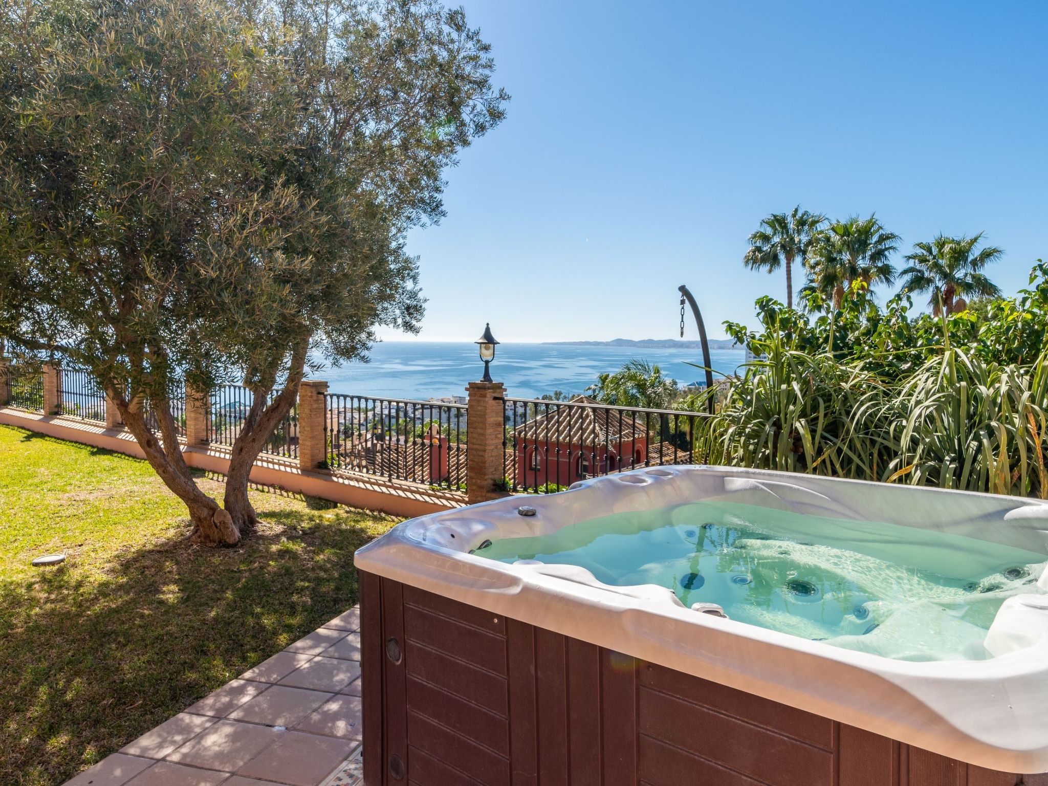 Luxuriöse Villa mit beheiztem Pool und Whirlpool-Inside