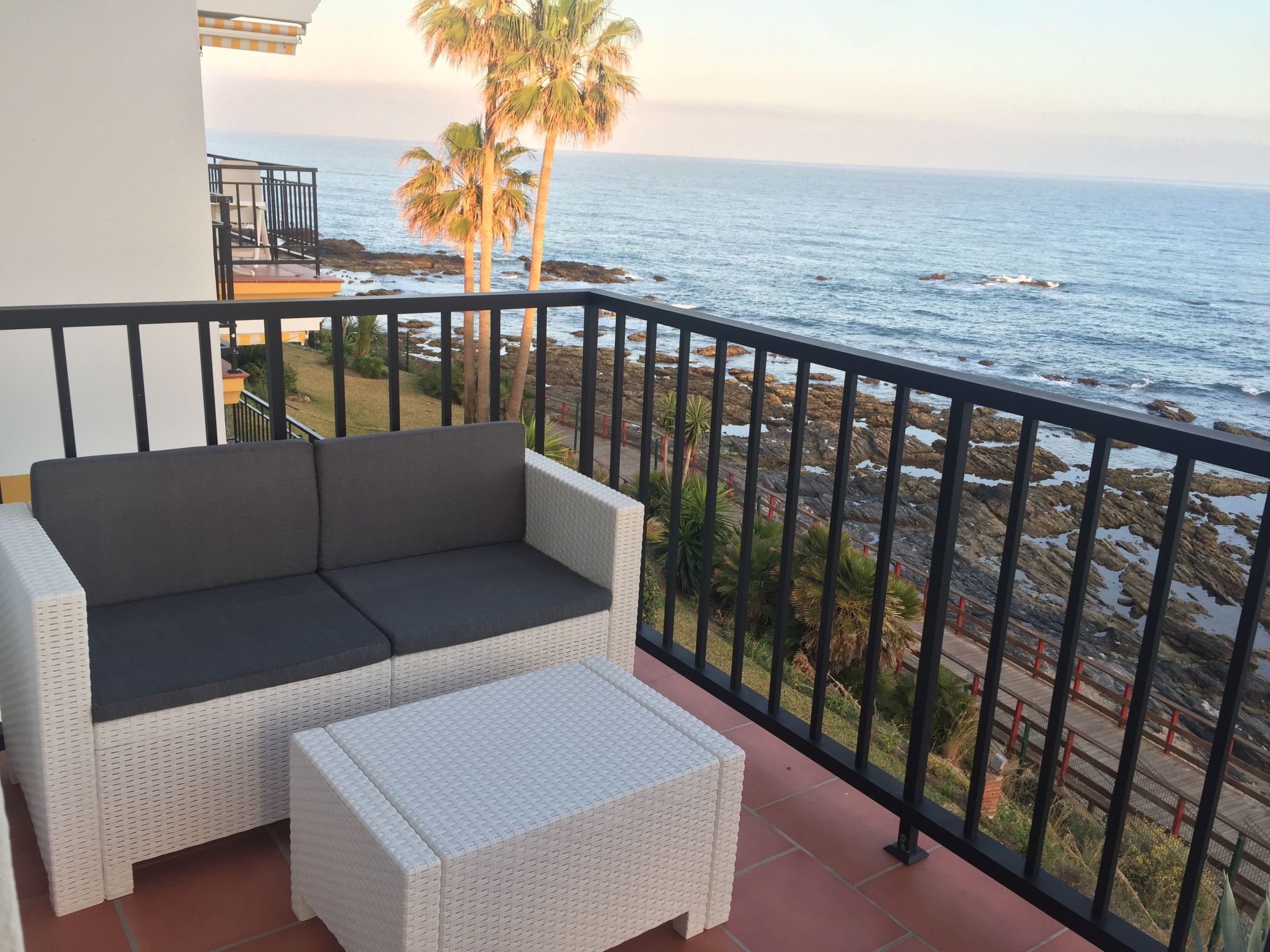 Wunderschöne Ferienwohnung in Las Lagunas De Mijas mit Möblierter Terrasse-Drinnen