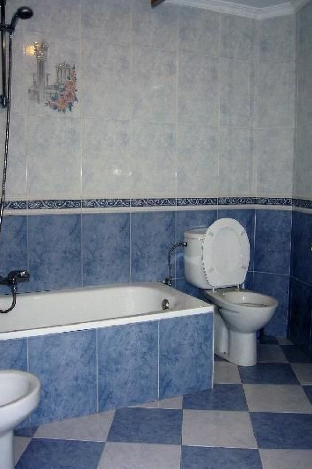 Gemütliches Ferienhaus in Guaro mit Grill-Binnen