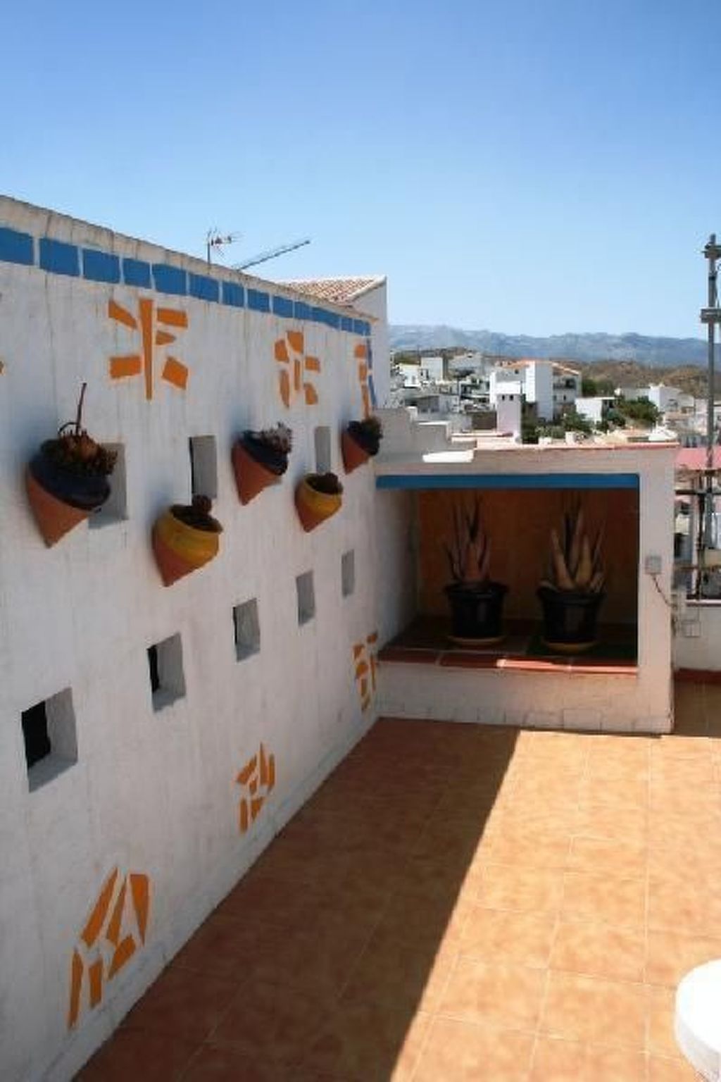 Gemütliches Ferienhaus in Guaro mit Grill-Binnen